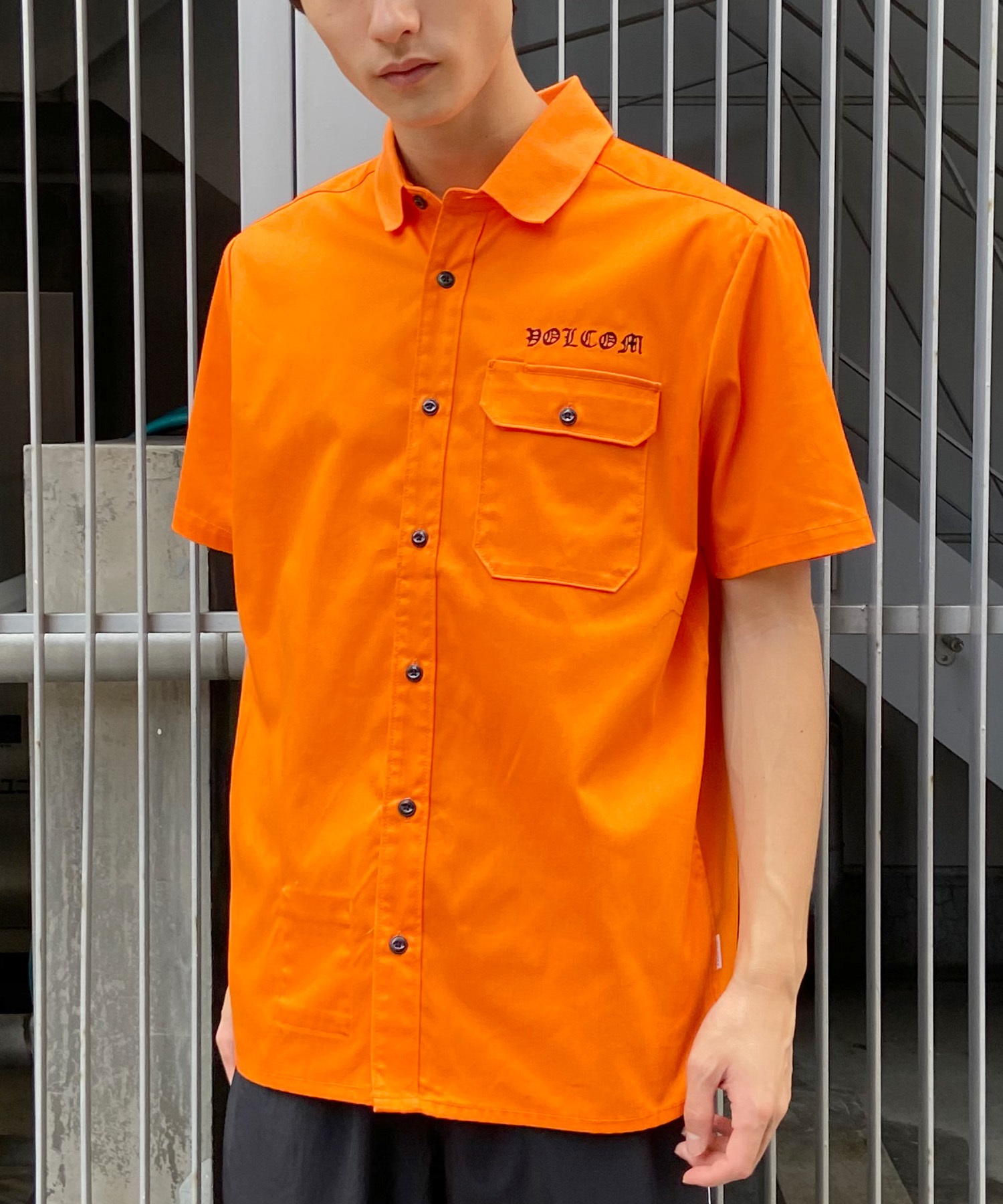 VOLCOM ボルコム メンズ 半袖 ワークシャツ バックプリント シンプル オレンジ A0412416(ORG-M)