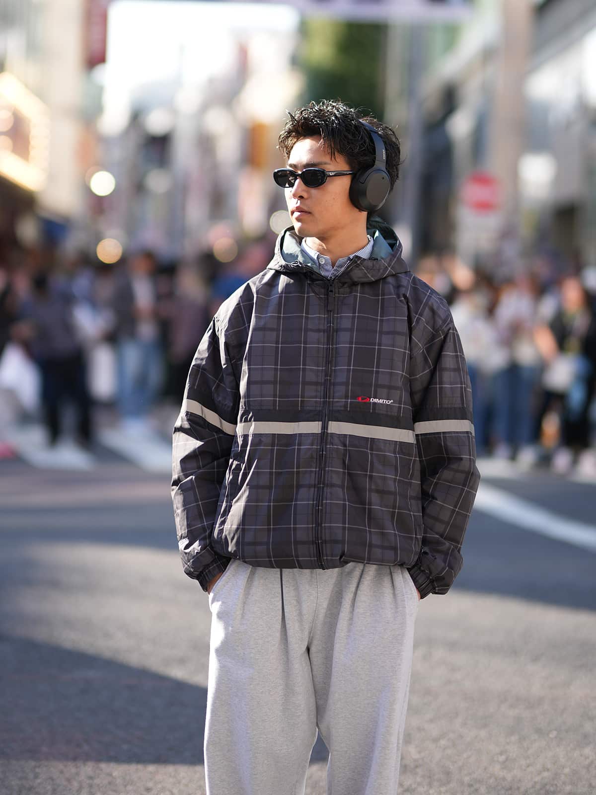 黒と白の切り替えジャケットにデニムを合わせた男性