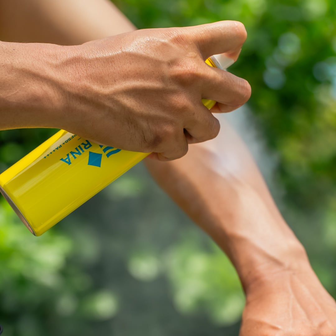 気になるところに吹きかけて軽く伸ばすだけ！