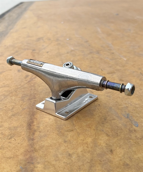 スケートボード トラック THUNDER TRUCK サンダー トラック TITANIUM LIGHT 145 チタニウム ライト 145 軽量 KK