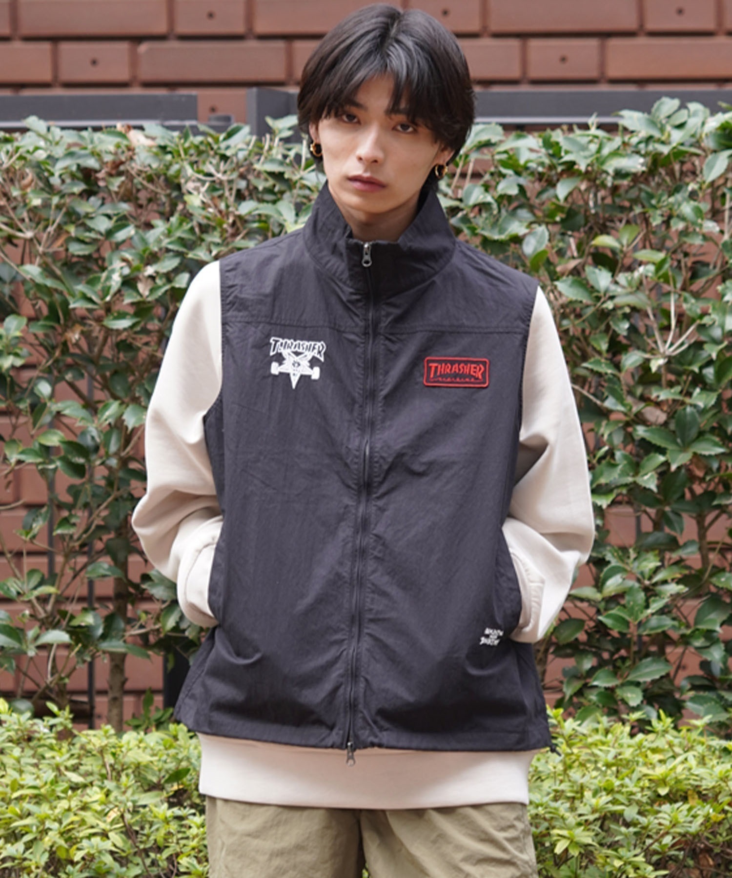 THRASHER スラッシャー メンズ スタンドカラーベスト ワッペン＆刺しゅう THM-24SPJKT02 ムラサキスポーツ別注(BLK-M)