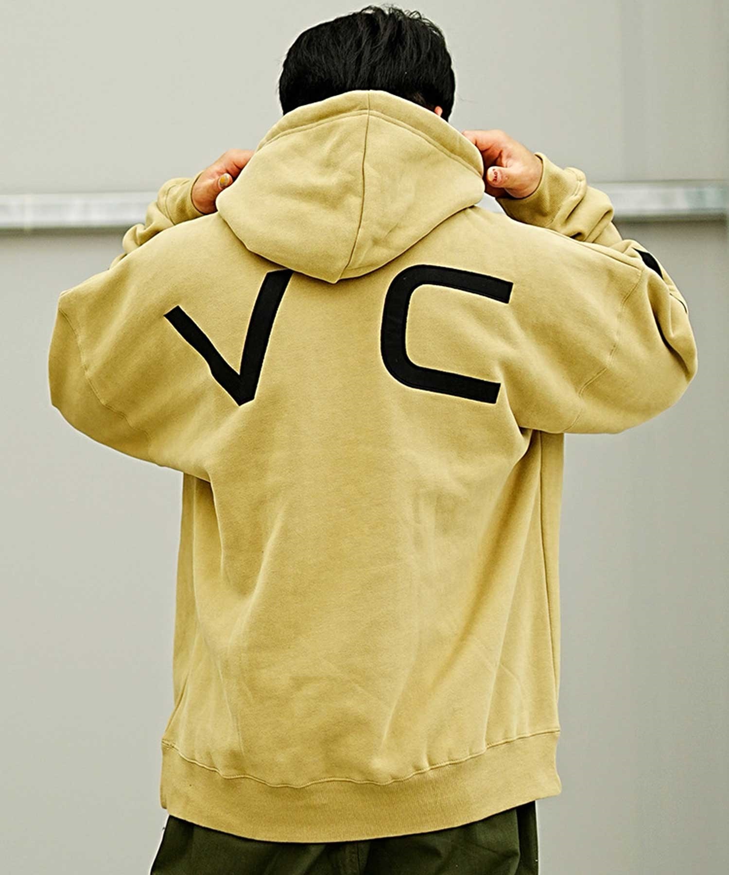 RVCA/ルーカ メンズ プルオーバーパーカー バックプリント ルーズ