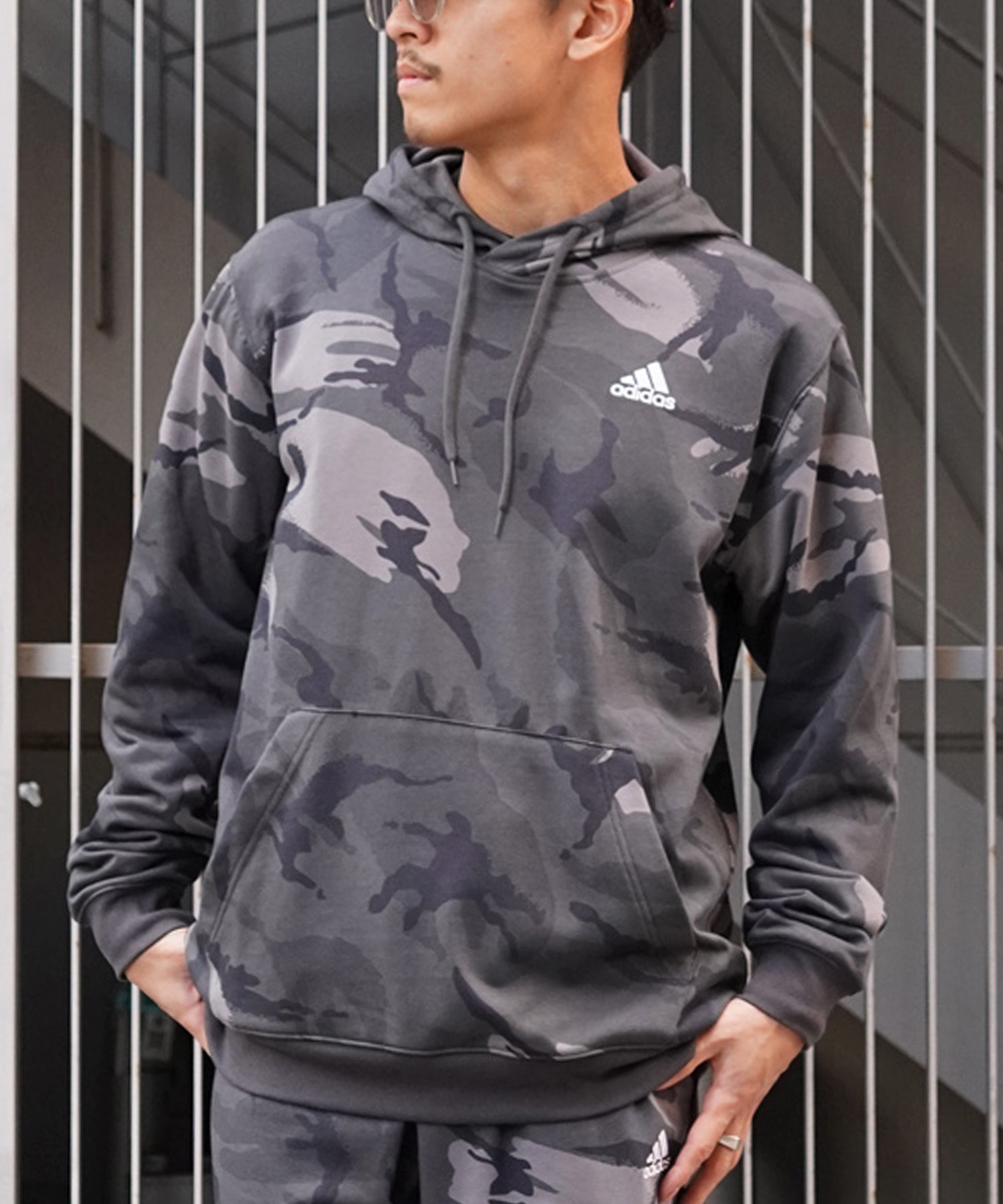 関税込み【adidas】Camo 迷彩 モダン ロゴ★フルジップ パーカー adidas｜【公式】アディダス adidas カモ フード付き フルジップ
