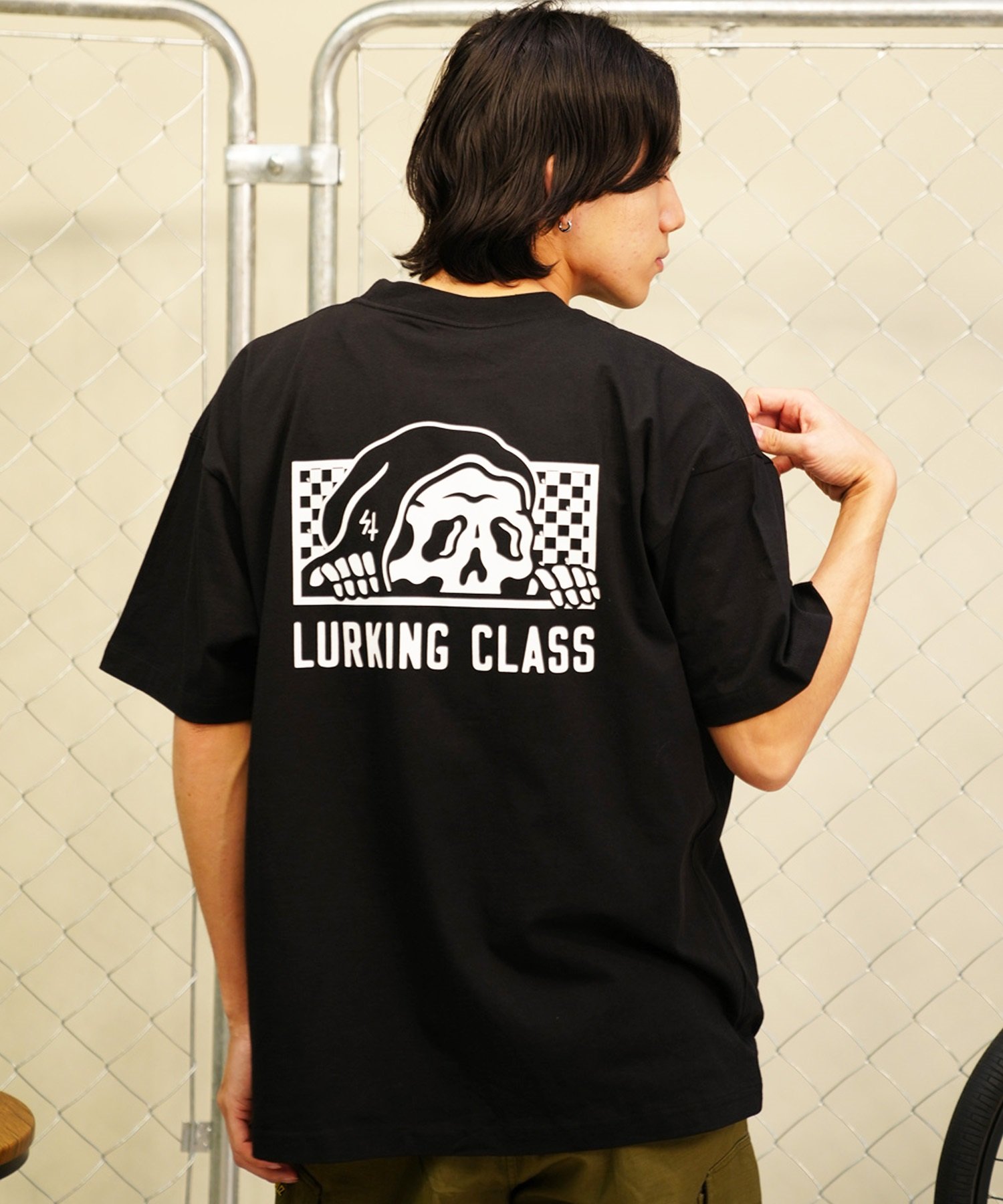 【 ムラサキスポーツ限定】LURKING CLASS ラーキングクラス メンズ 半袖 Tシャツ バックプリント チェッカーフラッグ ST24STM16(BLACK-M)