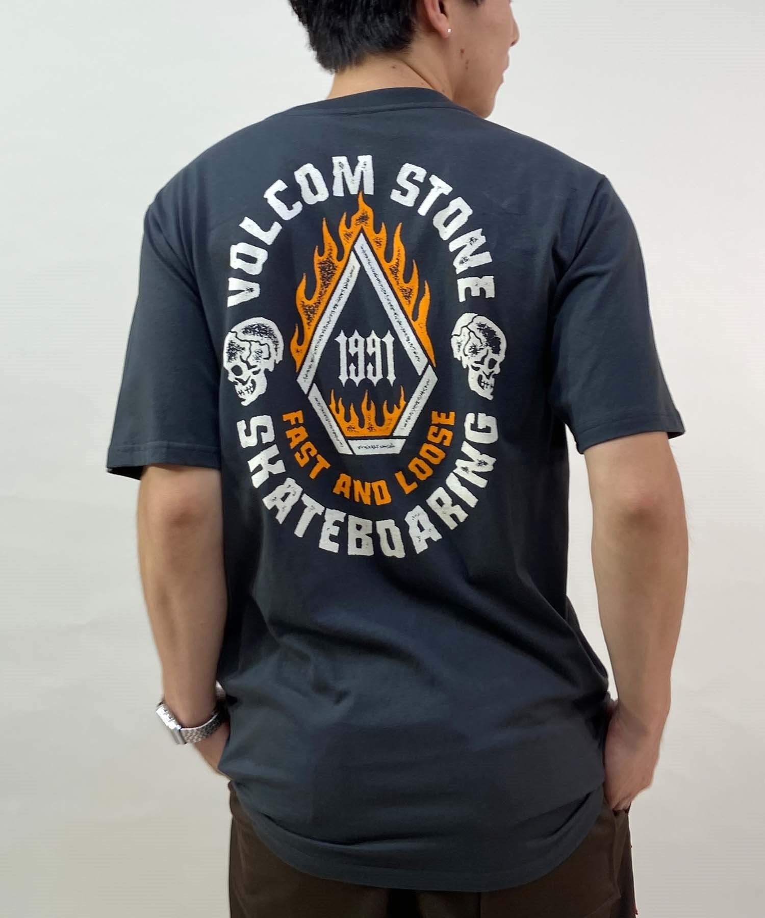 VOLCOM ボルコム SKATE VITALS FAST N LOOSE SHORT SLEEVE TEE VOLCOM ボルコム SKATE VITALS FAST N LOOSE SHORT SLEEVE TEE