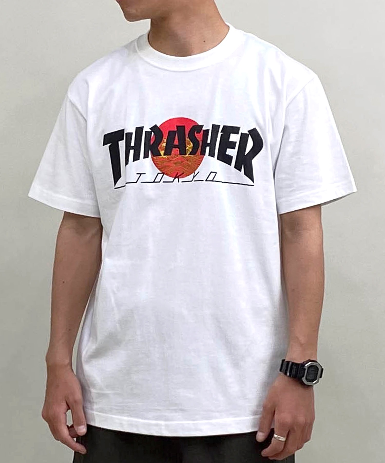 【マトメガイ対象】THRASHER スラッシャー TOKYOロゴ 和柄 青海波 さくら アレンジ TH91426-TOKYO メンズ 半袖 Tシャツ ムラサキスポーツ限定(WT/BK-M)