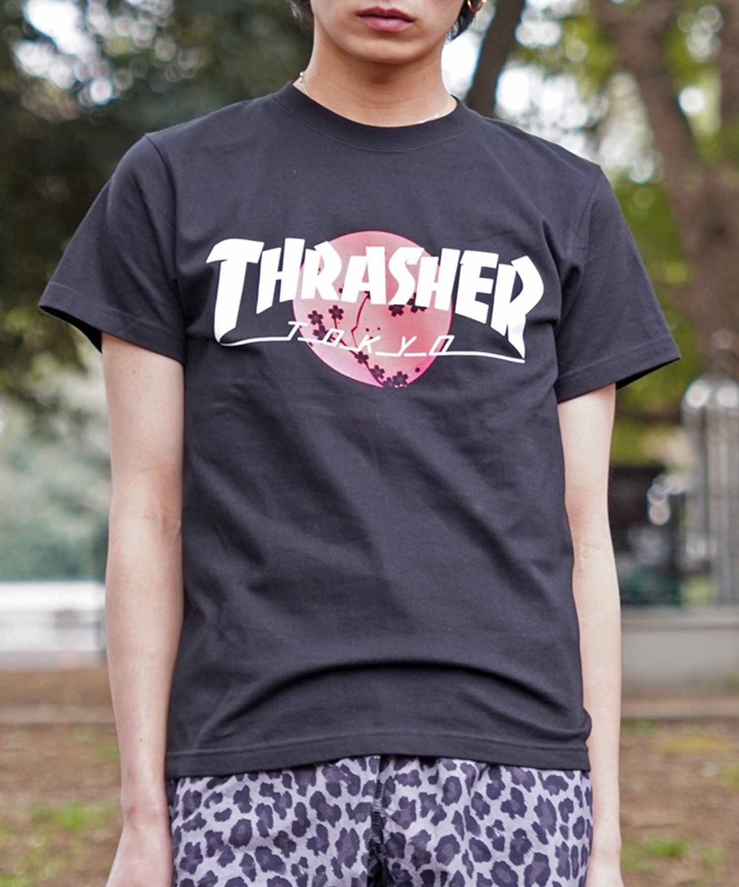 THRASHER スラッシャー TOKYOロゴ 和柄 青海波 さくら アレンジ TH91426-TOKYO メンズ 半袖 Tシャツ ムラサキスポーツ限定(BK/WT-M)