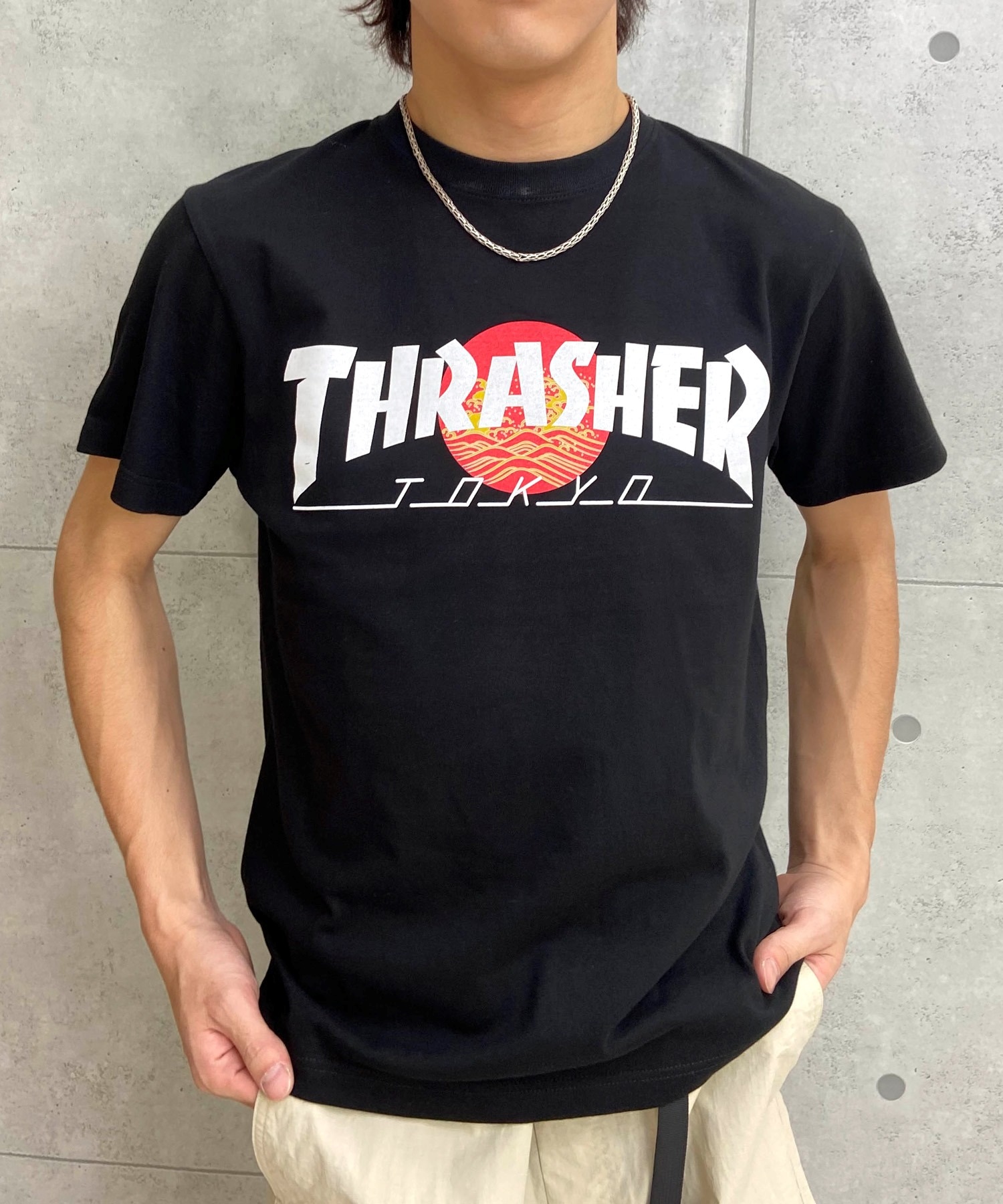 THRASHER スラッシャー TOKYOロゴ 和柄 青海波 さくら アレンジ TH91426-TOKYO メンズ 半袖 Tシャツ ムラサキスポーツ限定(BK/RD-M)