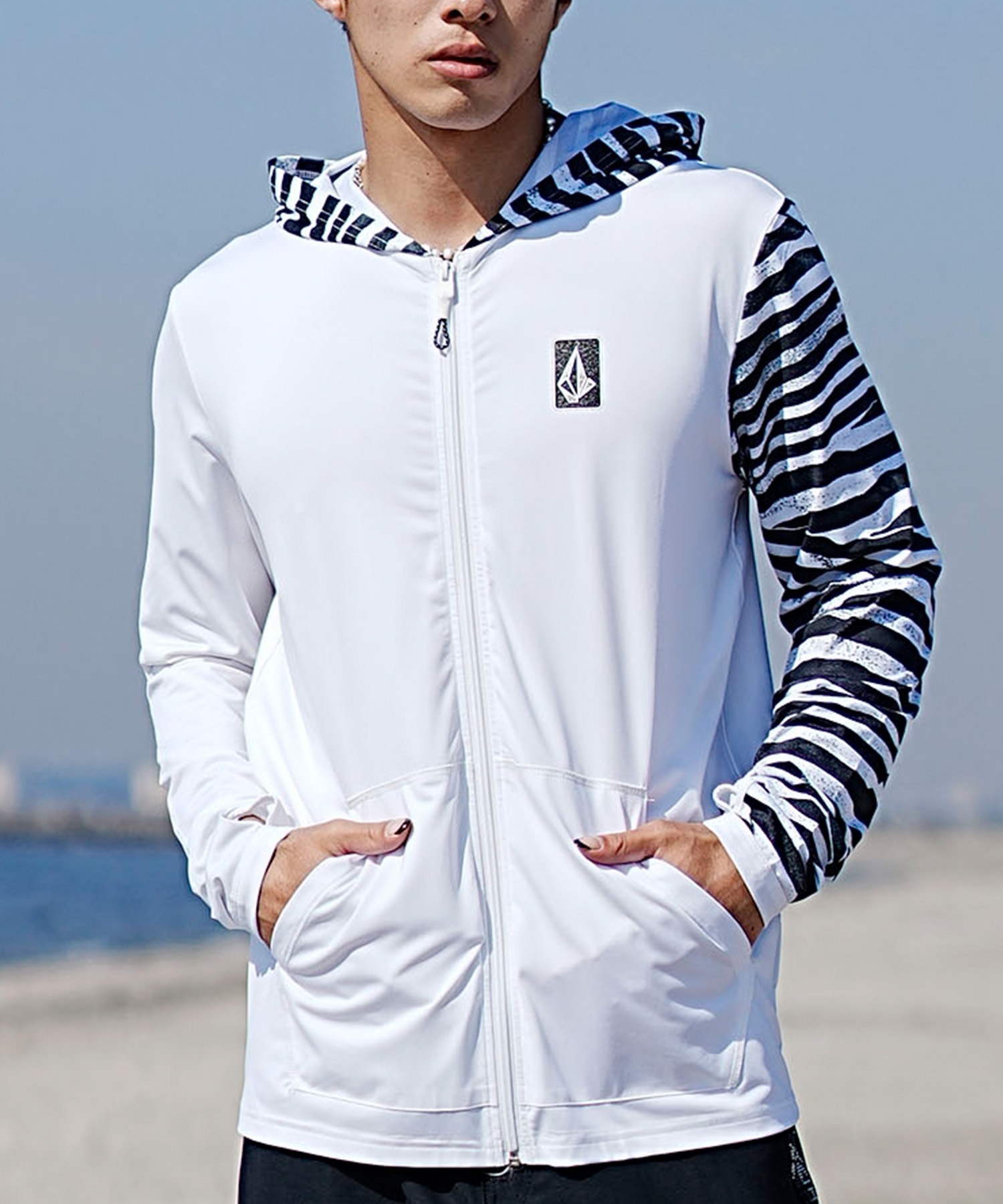 【新品】定価9680円 VOLCOM メンズ 長袖 ラッシュガード パーカー VOLCOM 正規品 ヴォルコム ボルコム 水陸両用 メンズ 長袖