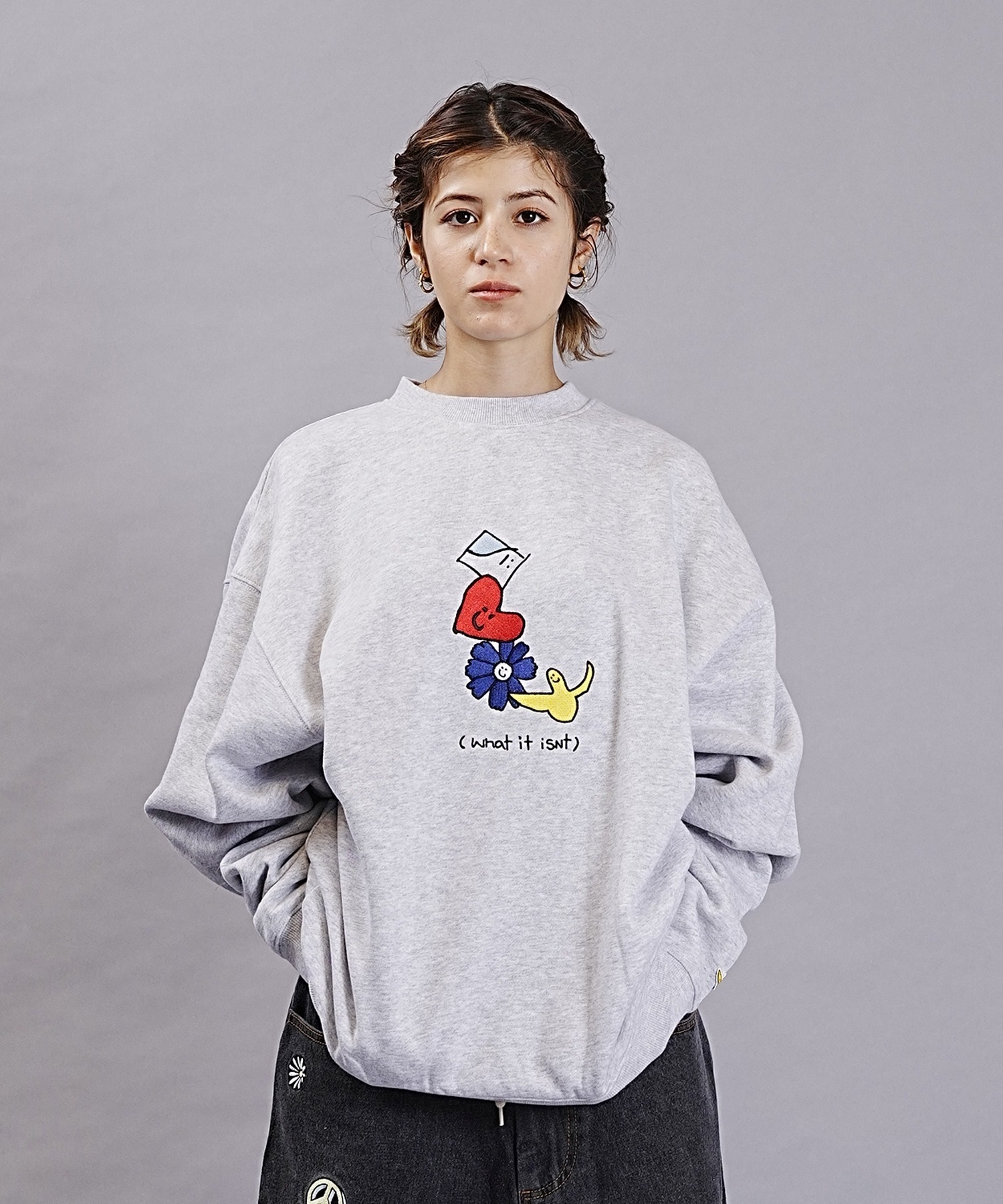 What it isNt ART BY MARKGONZALES/ワット イット イズント マークゴンザレス レディース スウェット DESI 2H7-63578(GY-FREE)