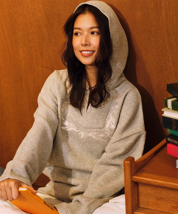 RIKKA FEMME リッカファム パーカー プルオーバー レディース スウェット フーディー キーネック 刺繍デザイン RF24FW25