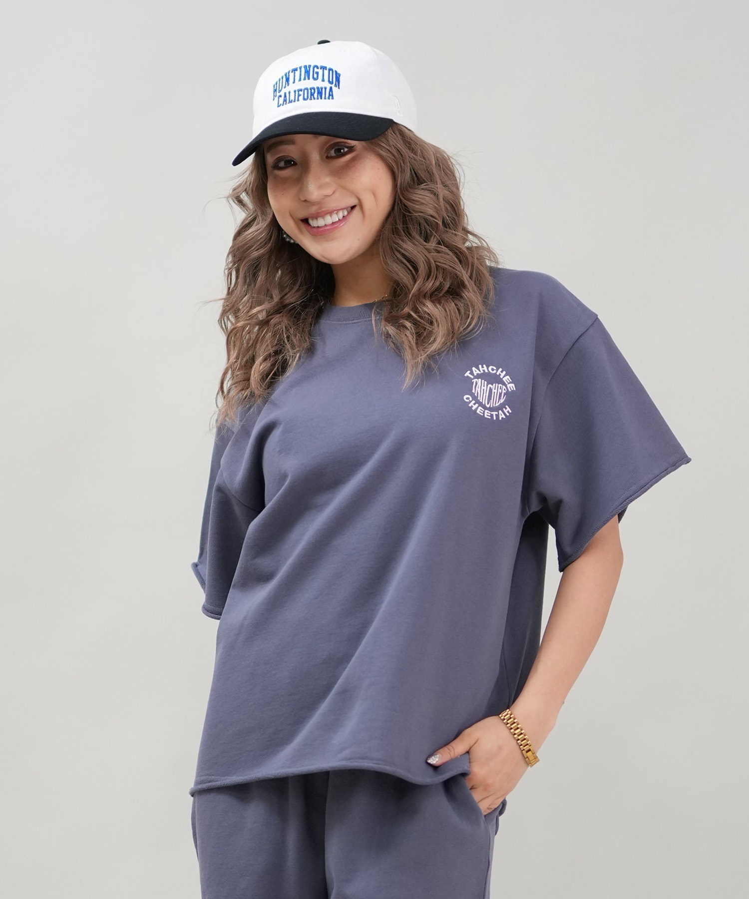 TAHCHEE ターチー 半袖 Tシャツ レディース バックプリント ロゴ TC250903-01 TAHCHEE ターチー 半袖 Tシャツ レディース バックプリント ロゴ