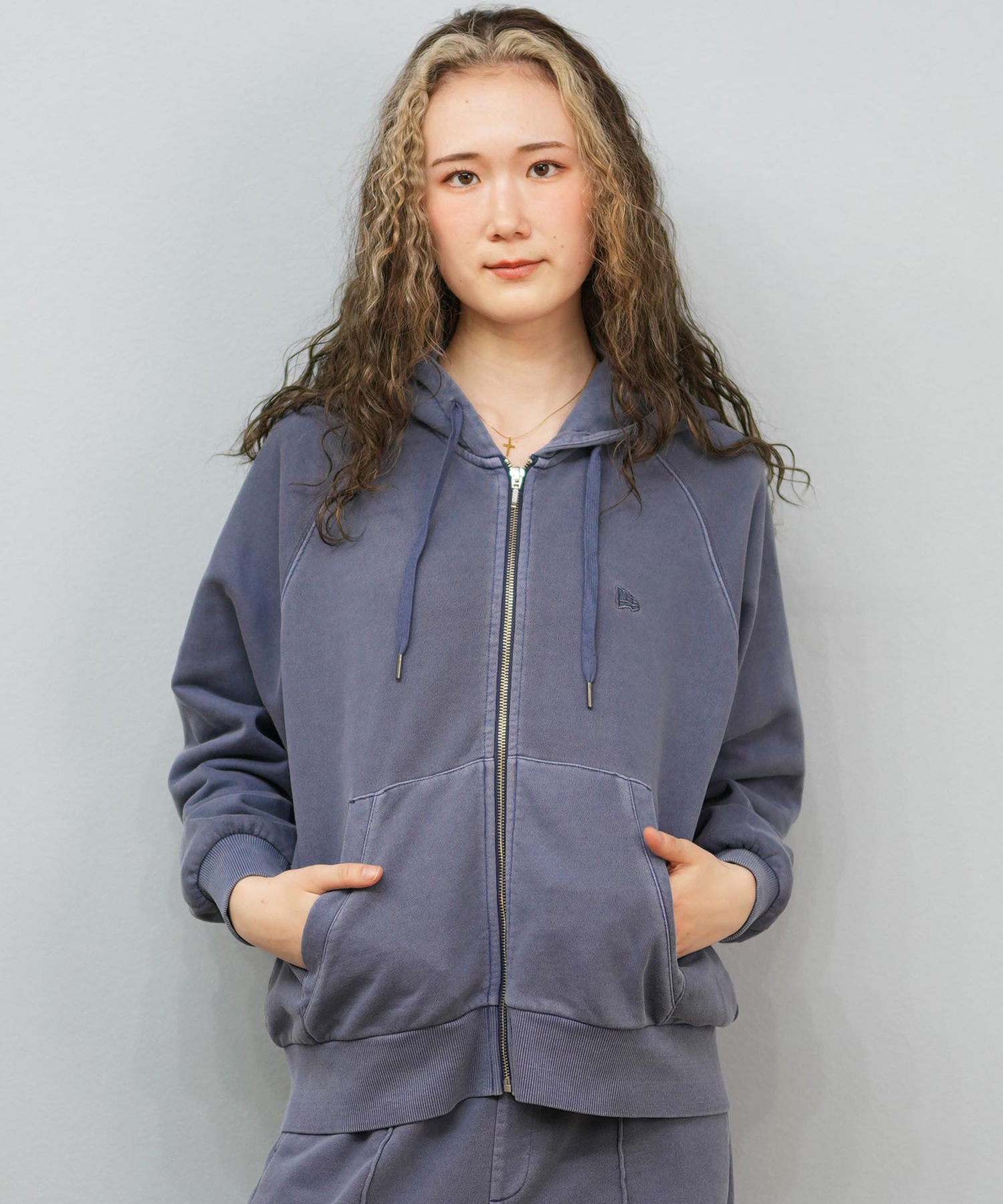 NEW ERA ニューエラ ジップアップ パーカー レディース 裏毛 スウェット フルジップフーディー ガーメントダイ スレート 14674663(SLT-S)