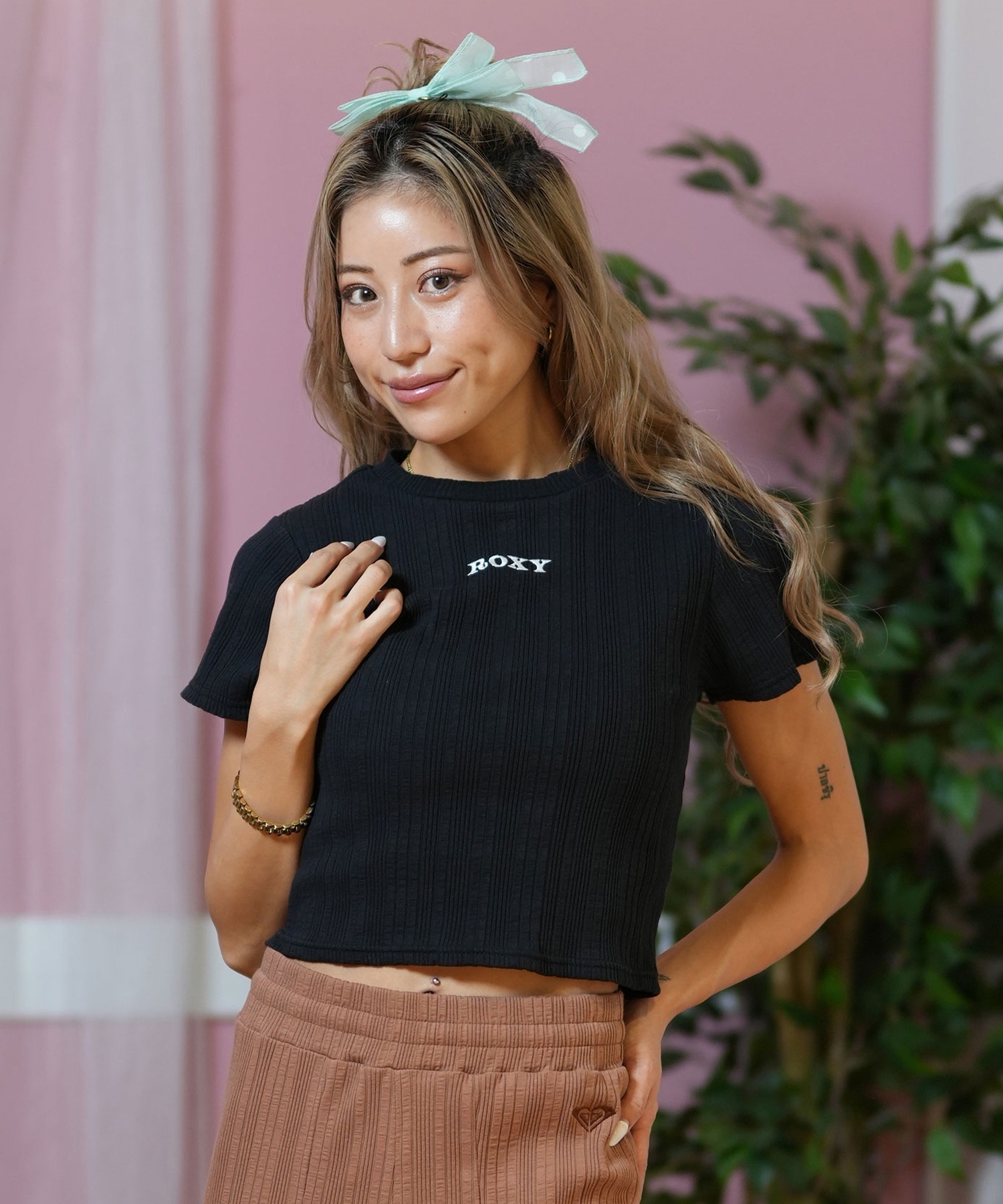 AUS発★ROXY★コットン クロップド丈 ロゴ入り 半袖 Tシャツ AUS発☆ROXY☆コットン クロップド丈 ロゴ入り 半袖 Tシャツ