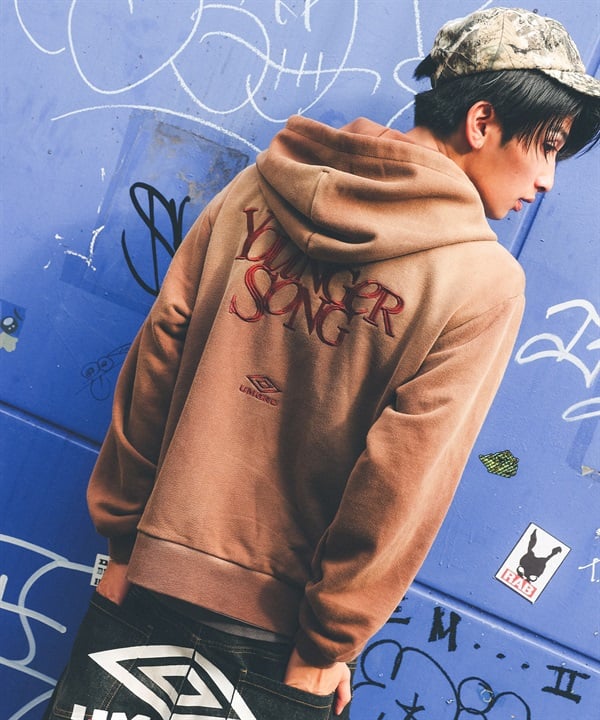 予約商品【11月14日より順次発送】UMBRO アンブロ × Younger Song ヤンガーソング コラボ ジップアップ パーカー 裏毛 MD27-LHD03 ムラサキスポーツ限定