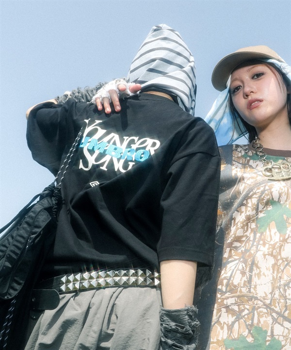 予約商品【7月下旬より順次発送】UMBRO アンブロ × Younger Song ヤンガーソング コラボ  Tシャツ MRYS-T001 ムラサキスポーツ別注