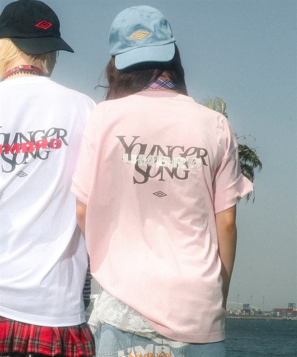 予約商品【7月下旬より順次発送】UMBRO アンブロ × Younger Song ヤンガーソング コラボ  Tシャツ MRYS-T001 ムラサキスポーツ別注