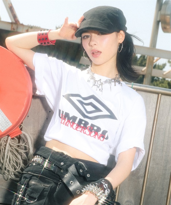 予約商品【7月下旬より順次発送】UMBRO  アンブロ × Younger Song ヤンガーソング コラボ  Tシャツ  MRYS-T002 ムラサキスポーツ別注