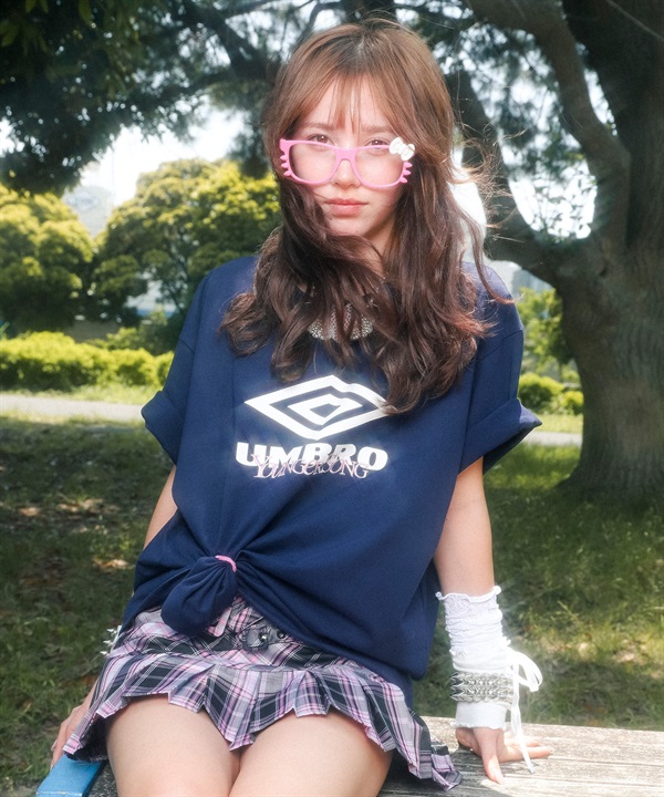予約商品【7月下旬より順次発送】UMBRO  アンブロ × Younger Song ヤンガーソング コラボ  Tシャツ  MRYS-T002 ムラサキスポーツ別注