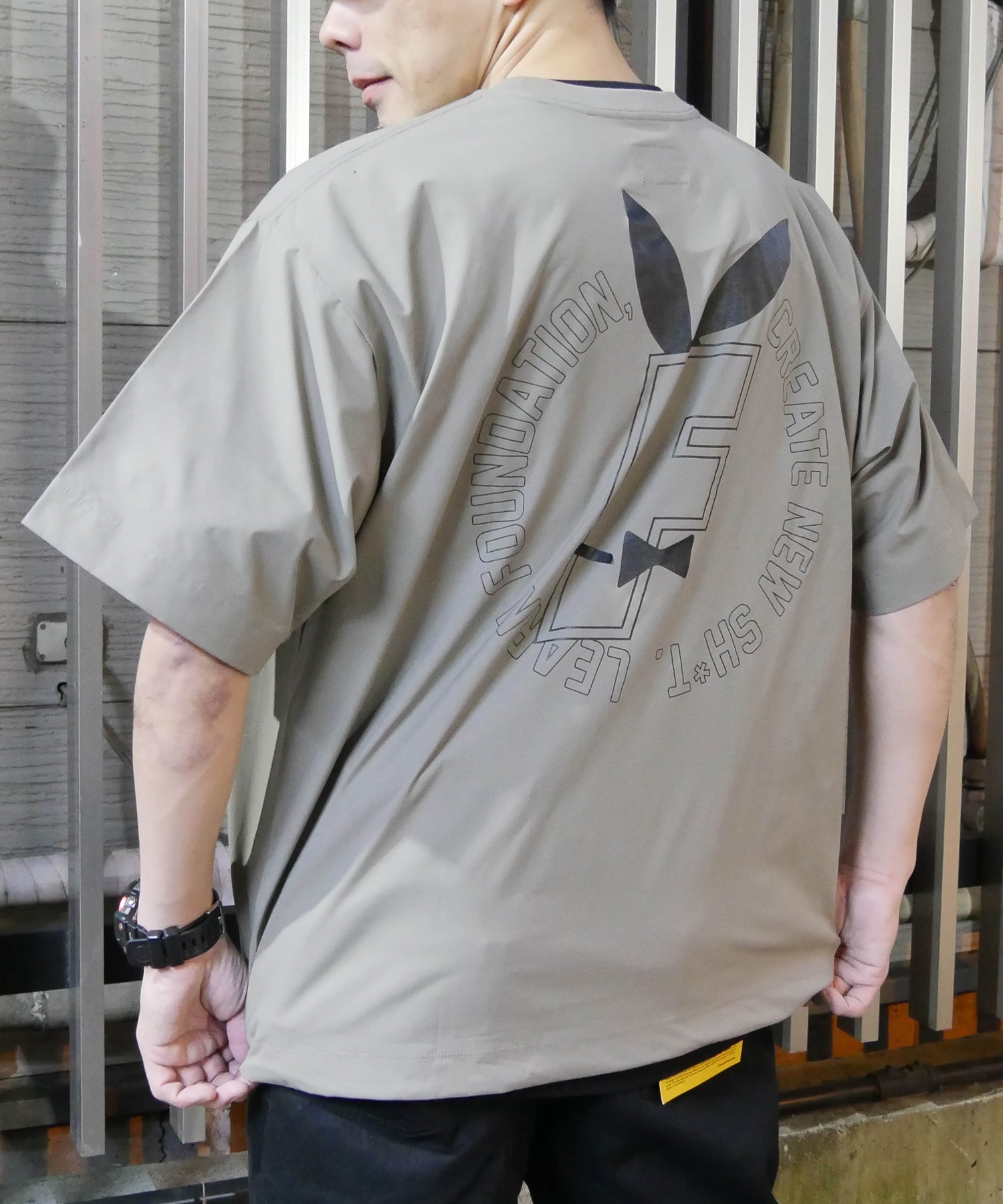 FORGET NEVER フォーゲットネバー 半袖 Tシャツ メンズ バックプリント オーバーサイズ 252OO1ST633FN ムラサキスポーツ限定(GRY-M)