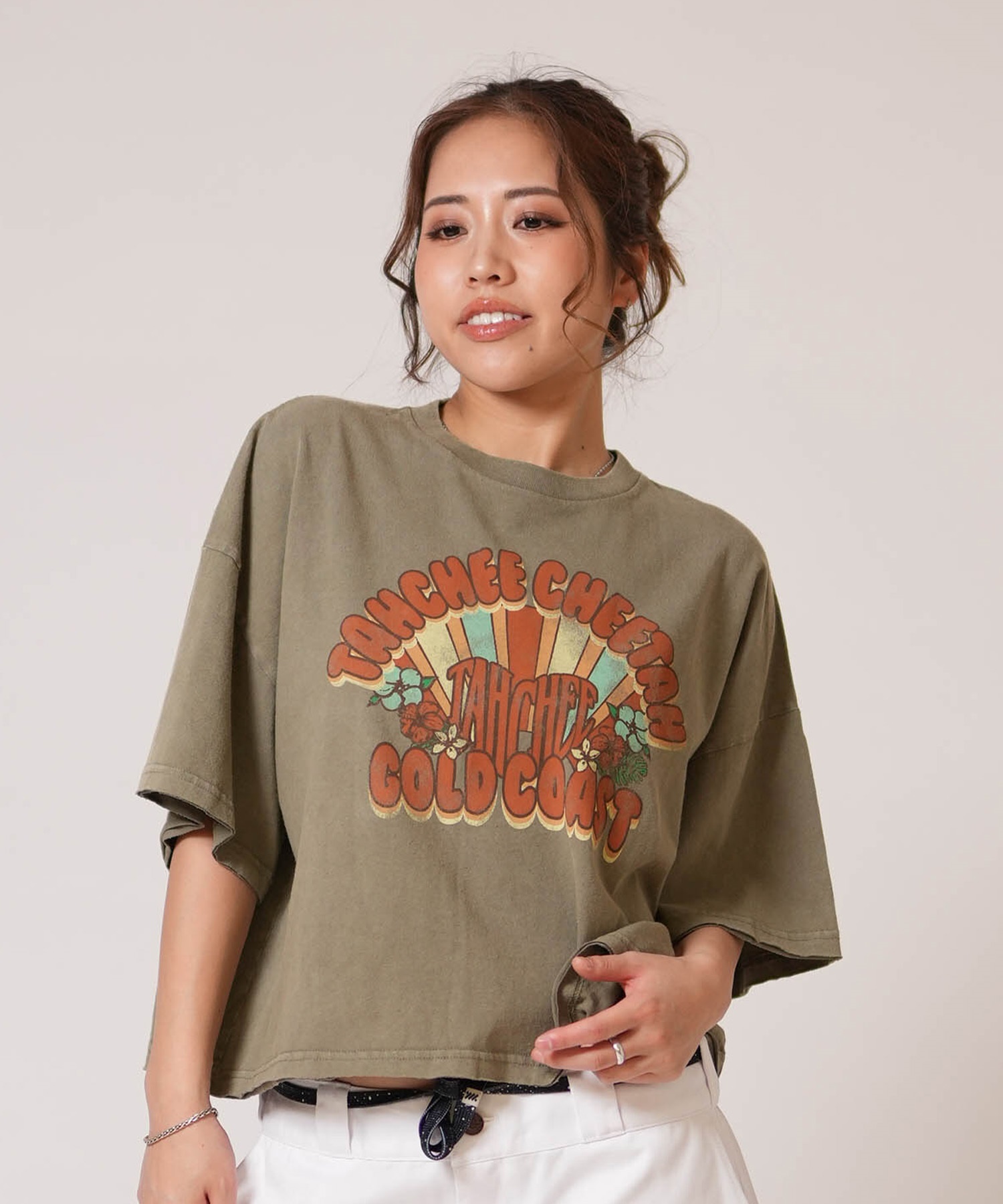 TAHCHEE ターチー 半袖 Tシャツ レディース 前面プリント TC260900-03(KHAKI-FREE)