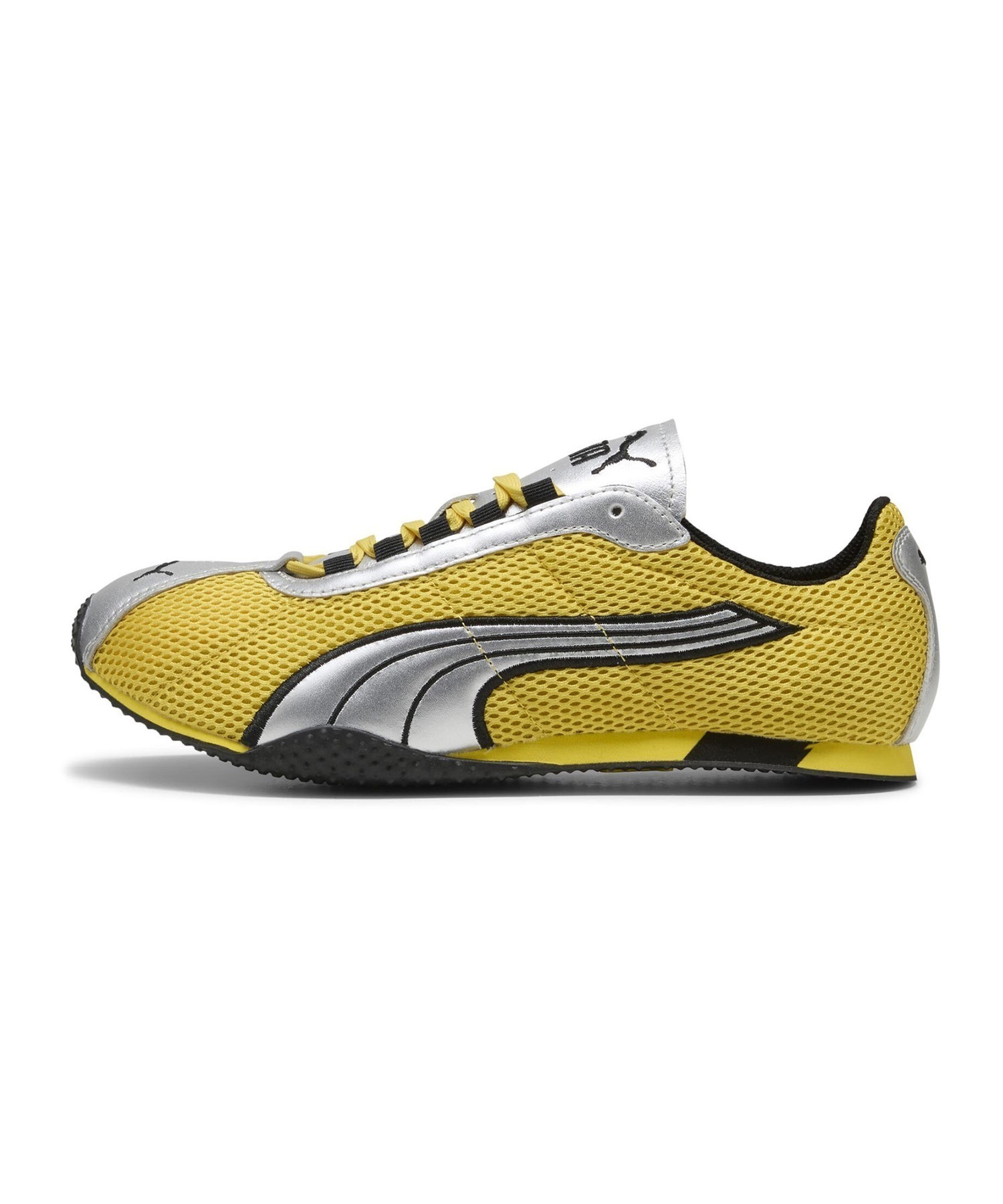 PUMA H-STREET OG イエロー×シルバーのメッシュシューズを足元アップで見せたショット