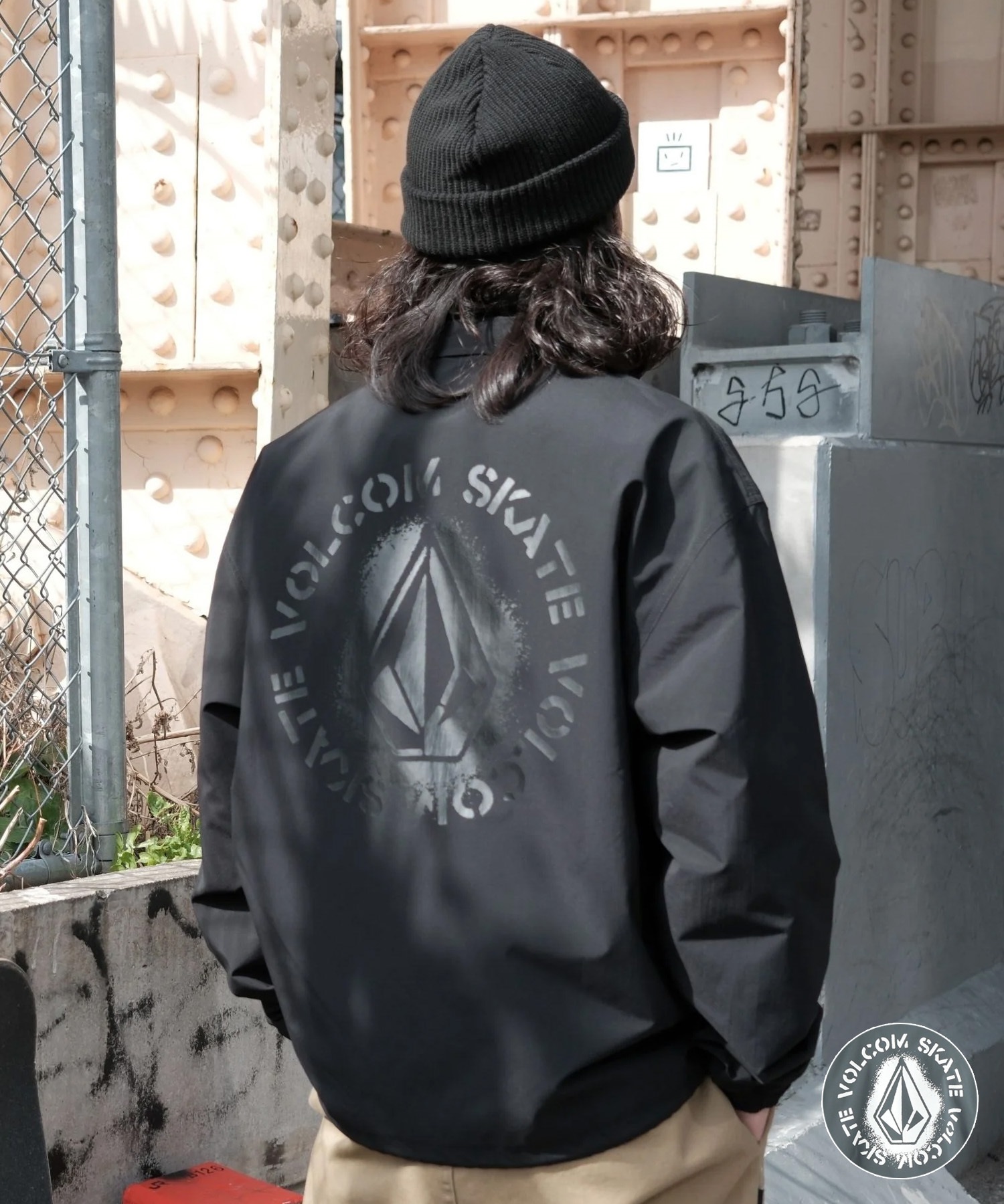 限定品Volcom ボルコム コーチジャケット ブラック ストリート VOLCOM ボルコム コーチジャケット メンズ ロゴ バックプリント