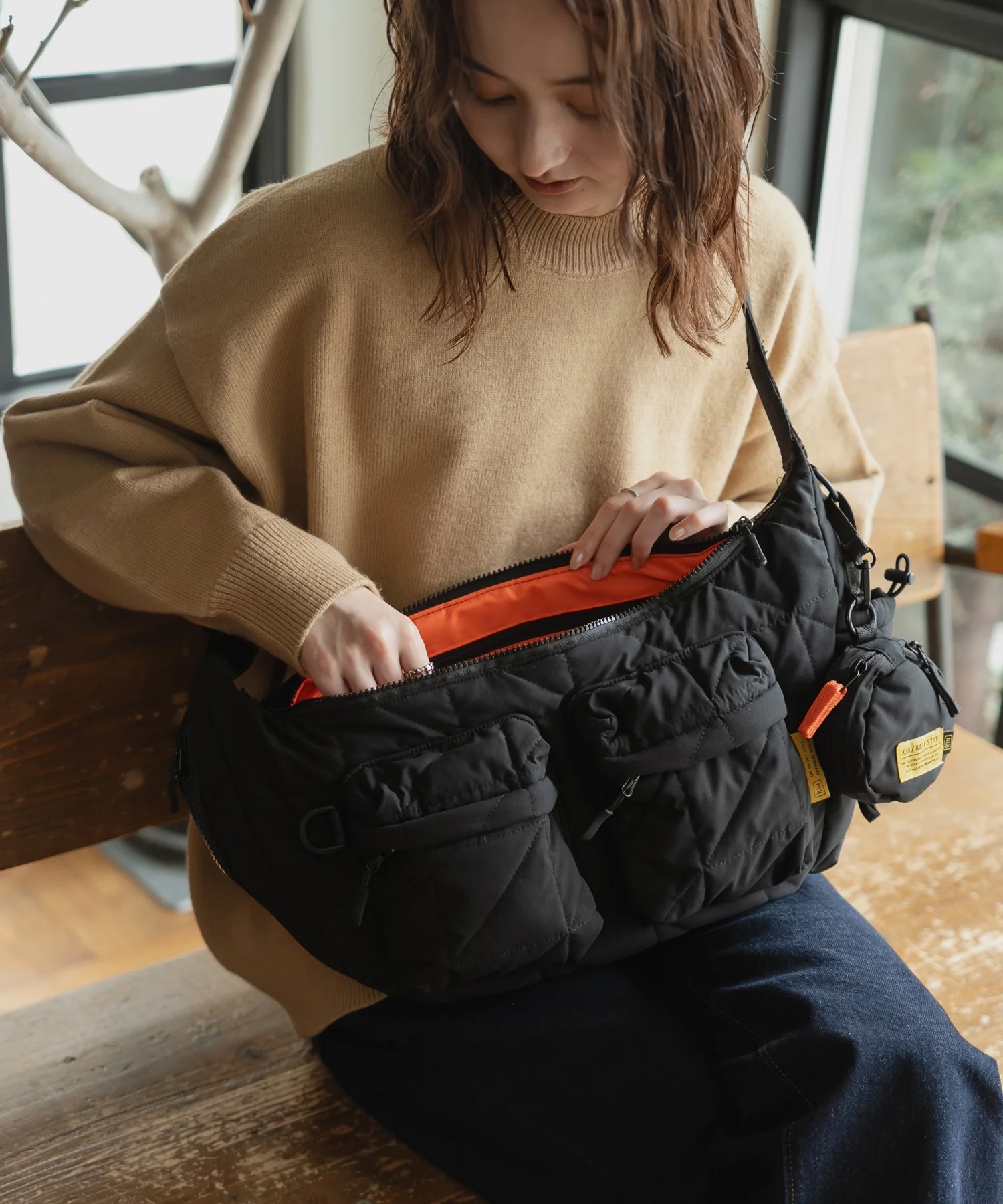 KiU キウ ショルダーバッグ 8L 撥水 スクエアパデッド ダブルポケット
