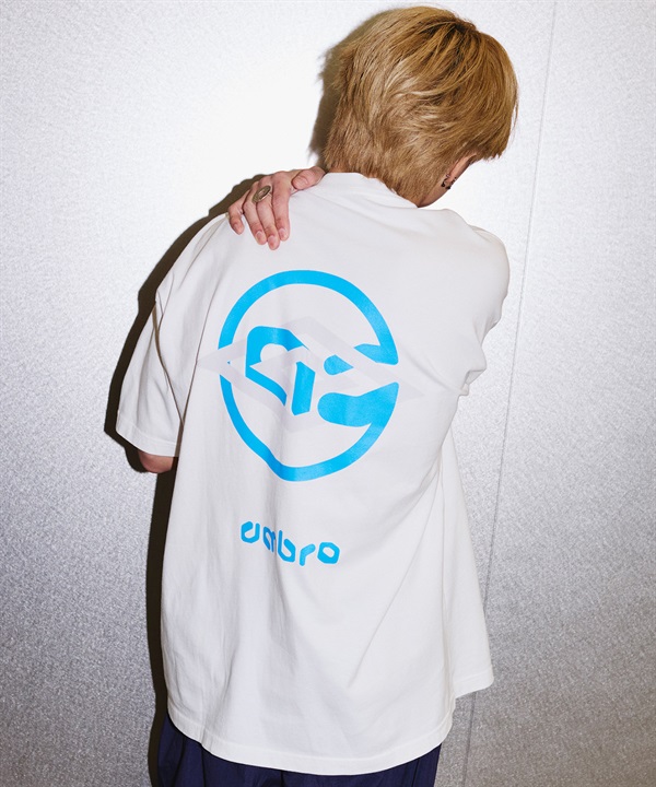 【予約商品 5月上旬より順次発送】UMBRO アンブロ × ALAN SHIRAHAMA 半袖 Tシャツ UM26SSAL-CS02(WHITE-M)