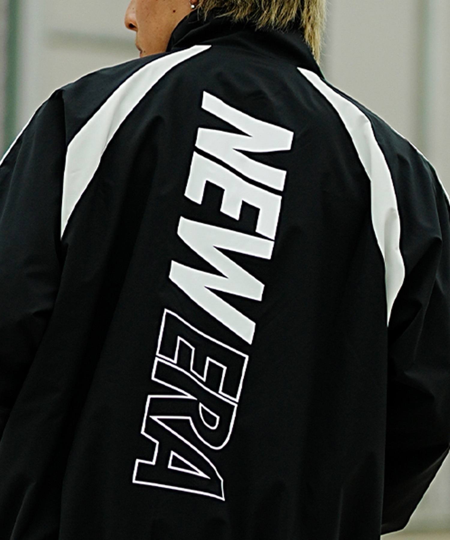 【ムラサキスポーツ限定】 NEW ERA ニューエラ メンズ トラックジャケット ナイロンジャケット ジャージ バックプリント セットアップ対応 ブラック 13944300(BLK-M)