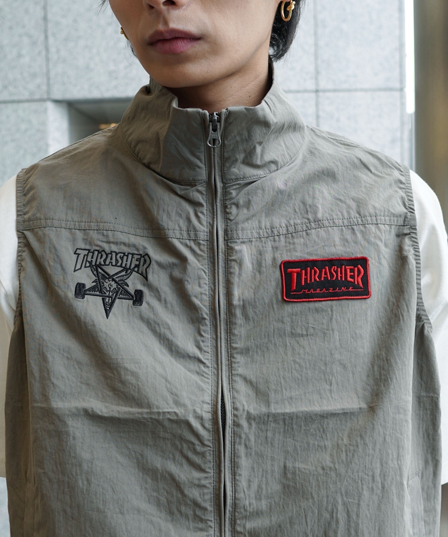 THRASHER スラッシャー メンズ スタンドカラーベスト ワッペン＆刺しゅう THM-24SPJKT02 ムラサキスポーツ別注(GRY-M)