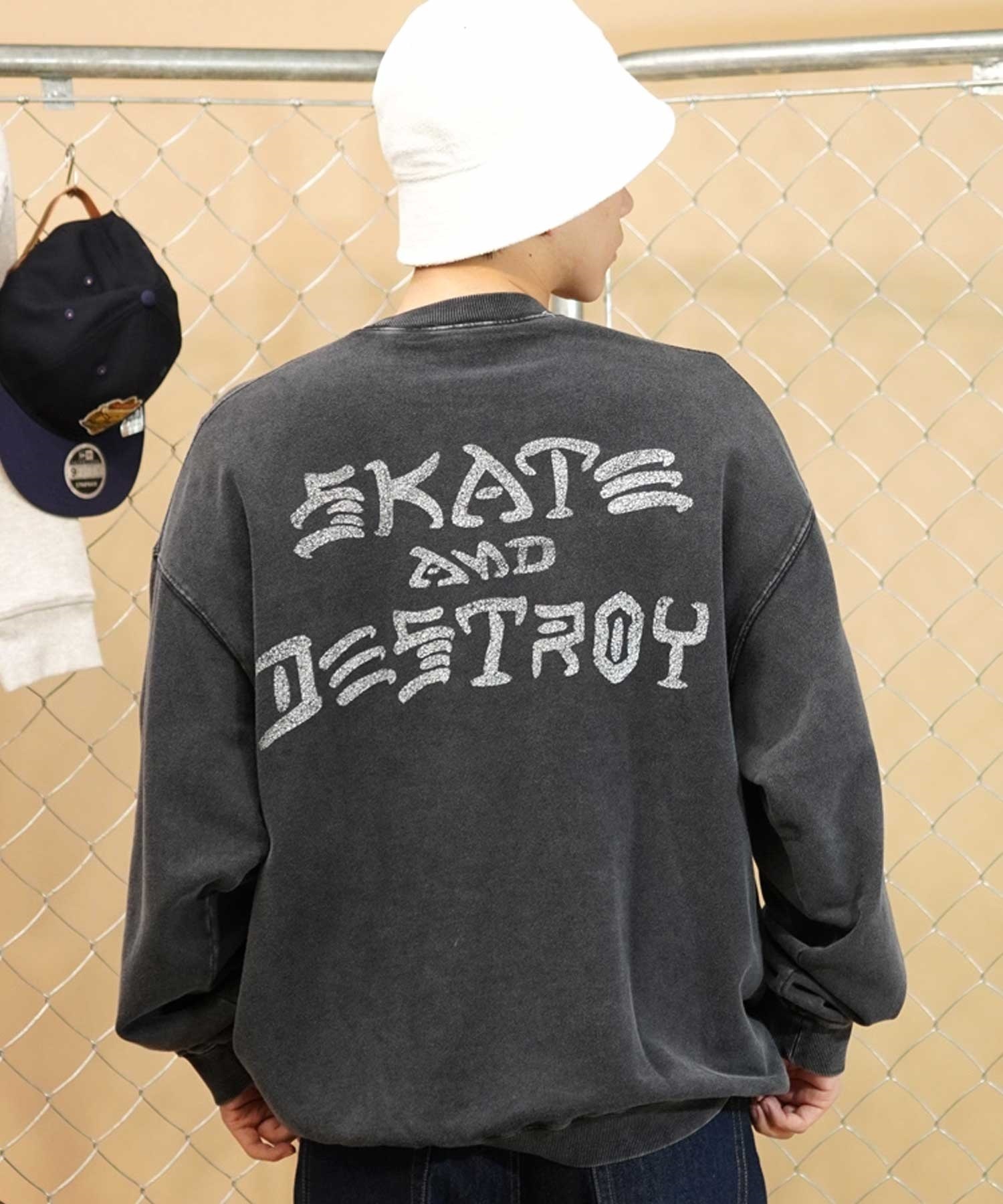 【ムラサキスポーツ別注】THRASHER/スラッシャー パウダーブリーチ加工 カスレプリント ビッグシルエット 古着風テイスト THM-24ASCS01(BLK-3-M)