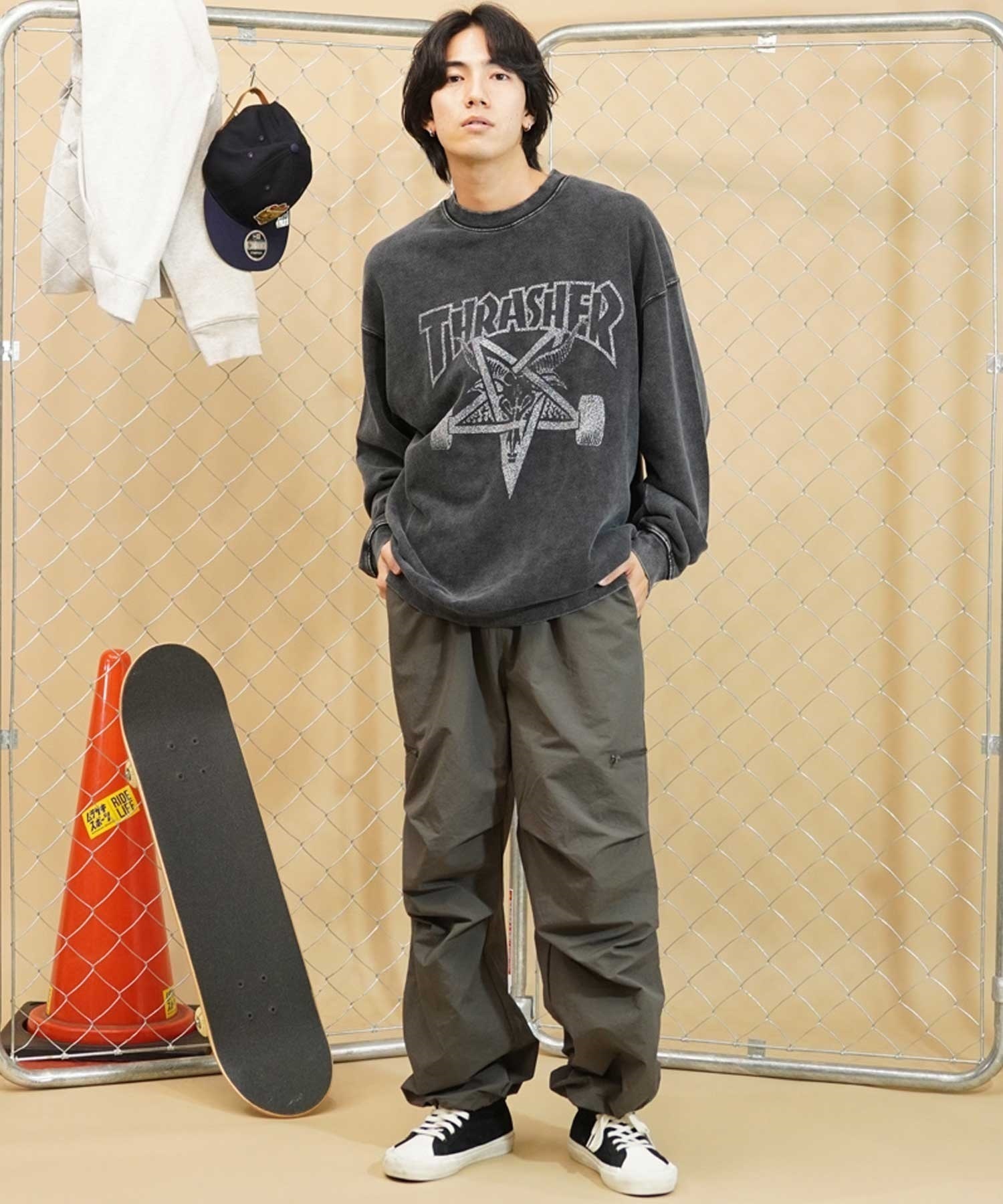 【ムラサキスポーツ別注】THRASHER/スラッシャー パウダーブリーチ加工 カスレプリント ビッグシルエット 古着風テイスト THM-24ASCS01(BLK-2-M)