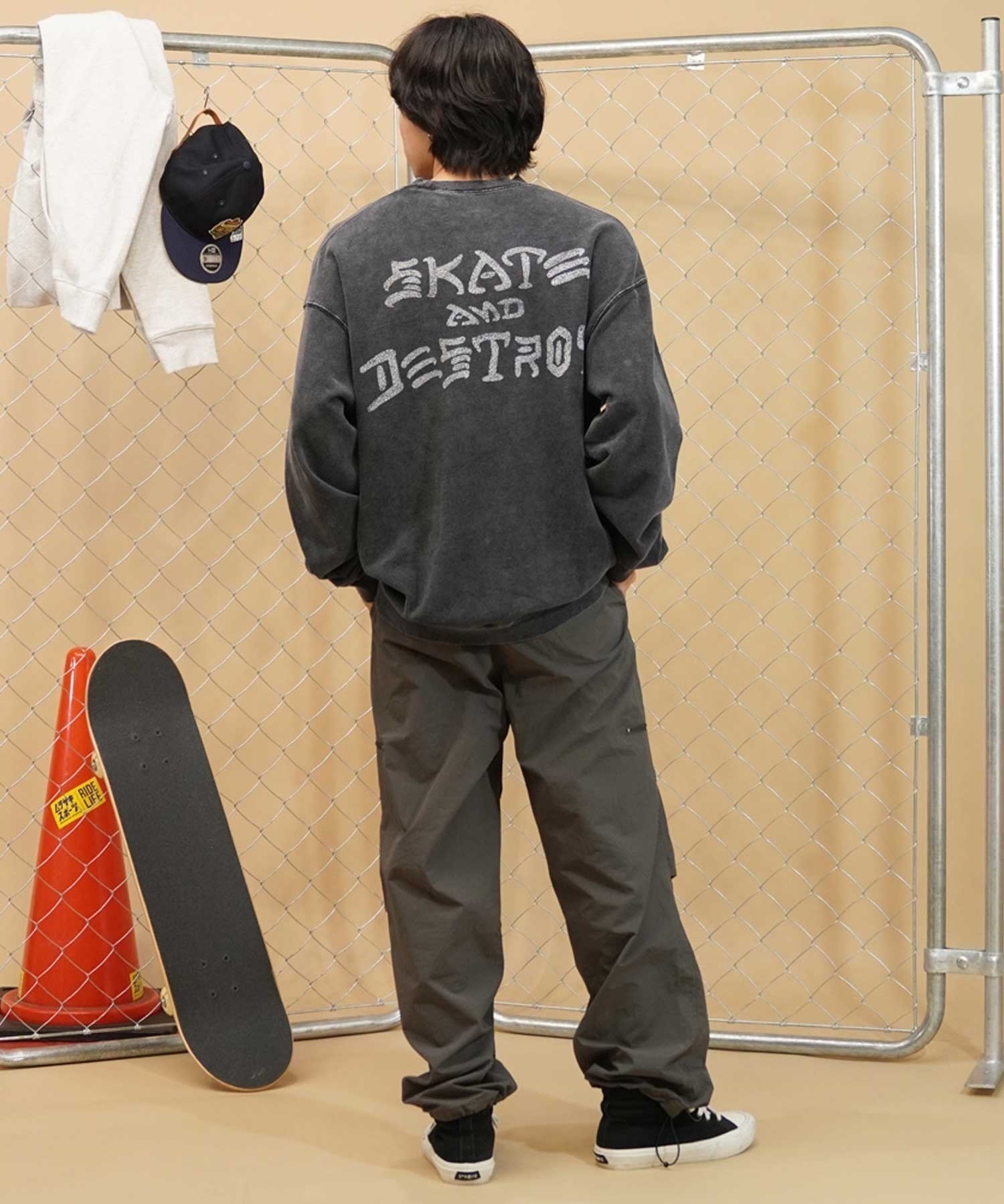 【ムラサキスポーツ別注】THRASHER/スラッシャー パウダーブリーチ加工 カスレプリント ビッグシルエット 古着風テイスト THM-24ASCS01(BLK-1-M)