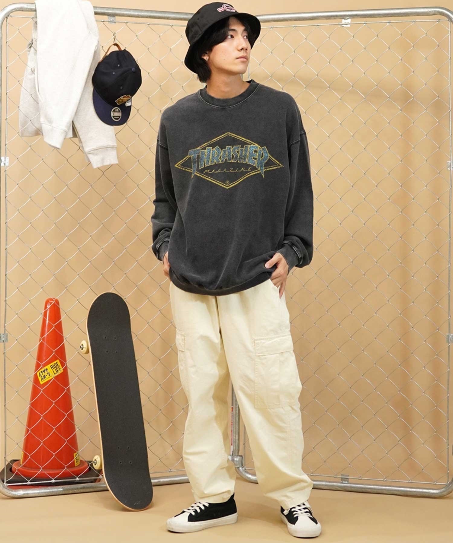 【ムラサキスポーツ別注】THRASHER/スラッシャー パウダーブリーチ加工 カスレプリント ビッグシルエット 古着風テイスト THM-24ASCS01(BLK-2-M)