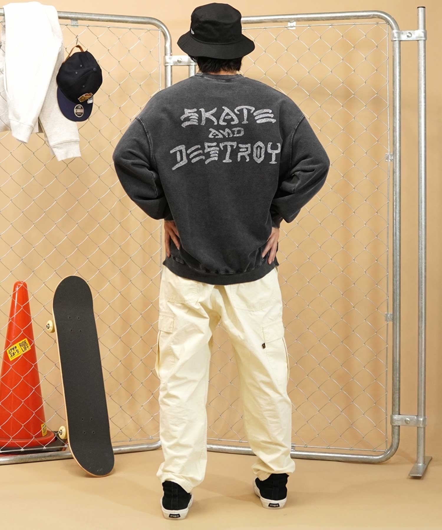 【ムラサキスポーツ別注】THRASHER/スラッシャー パウダーブリーチ加工 カスレプリント ビッグシルエット 古着風テイスト THM-24ASCS01(BLK-2-M)