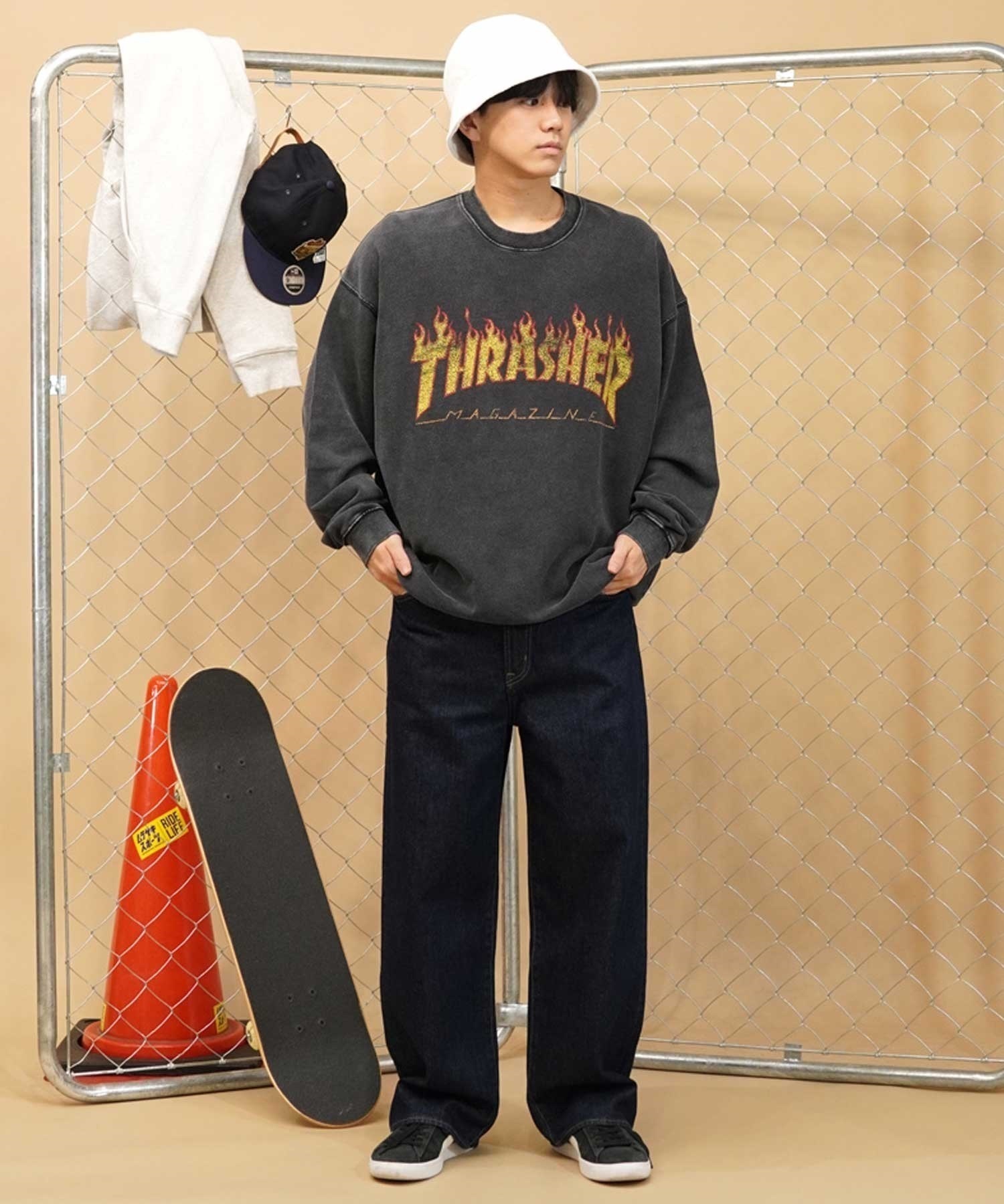 【ムラサキスポーツ別注】THRASHER/スラッシャー パウダーブリーチ加工 カスレプリント ビッグシルエット 古着風テイスト THM-24ASCS01(BLK-1-M)