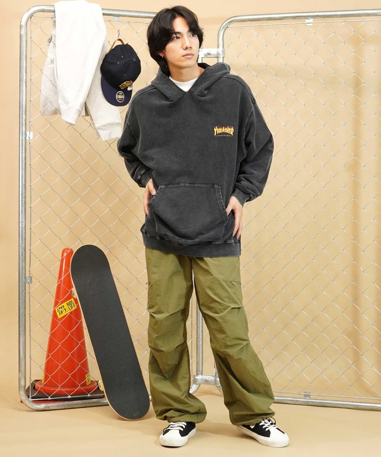 【ムラサキスポーツ別注】THRASHER/スラッシャー パウダーブリーチ加工 プルパーカ カスレプリント  ビッグシルエット 古着風テイスト THM-24ASHD01(BLK-1-M)