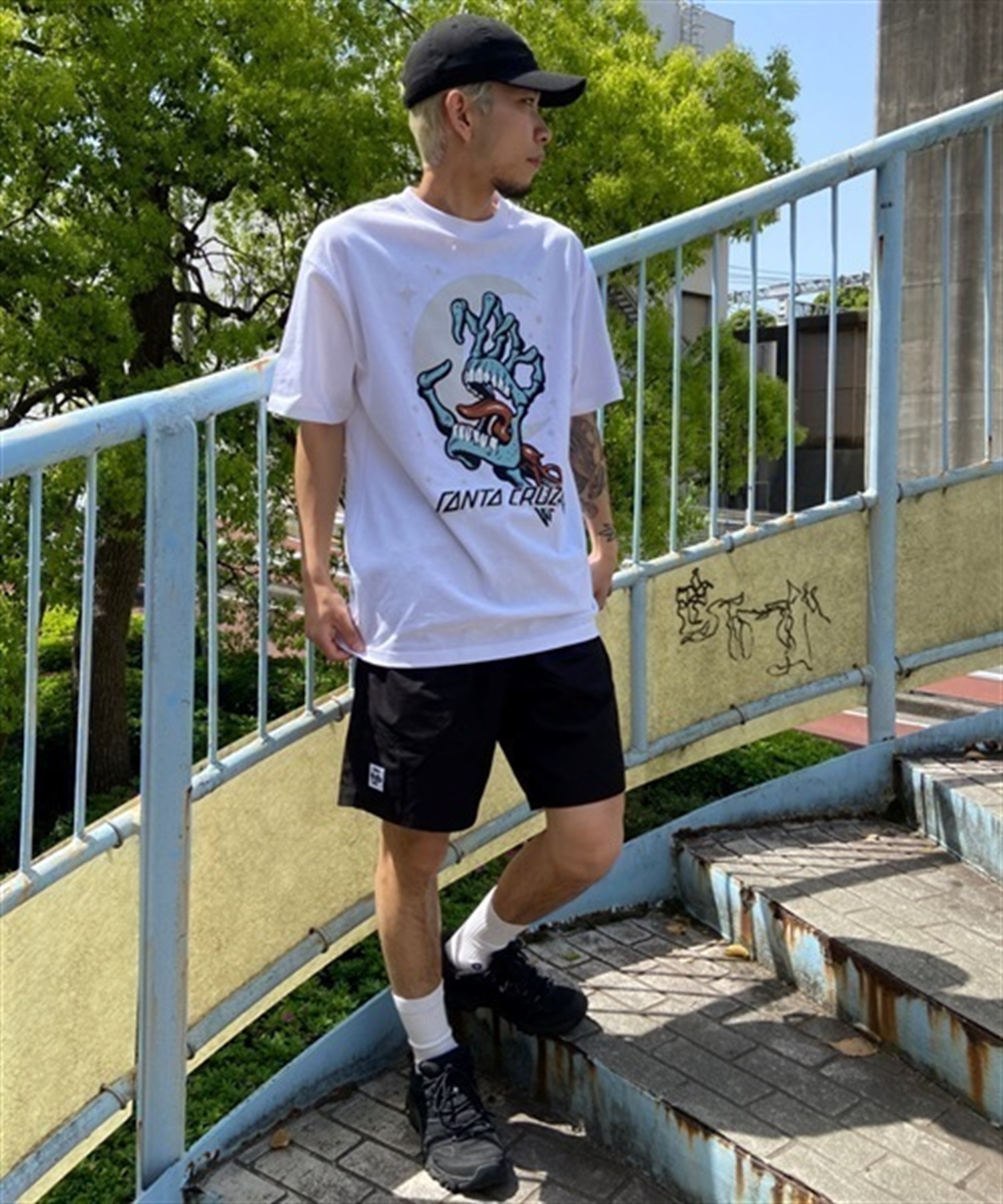 SANTA CRUZ サンタクルーズ COSMIC BONE HAND STRIP S/S 502231413 メンズ 半袖 Tシャツ KK1 D12(BK-M)