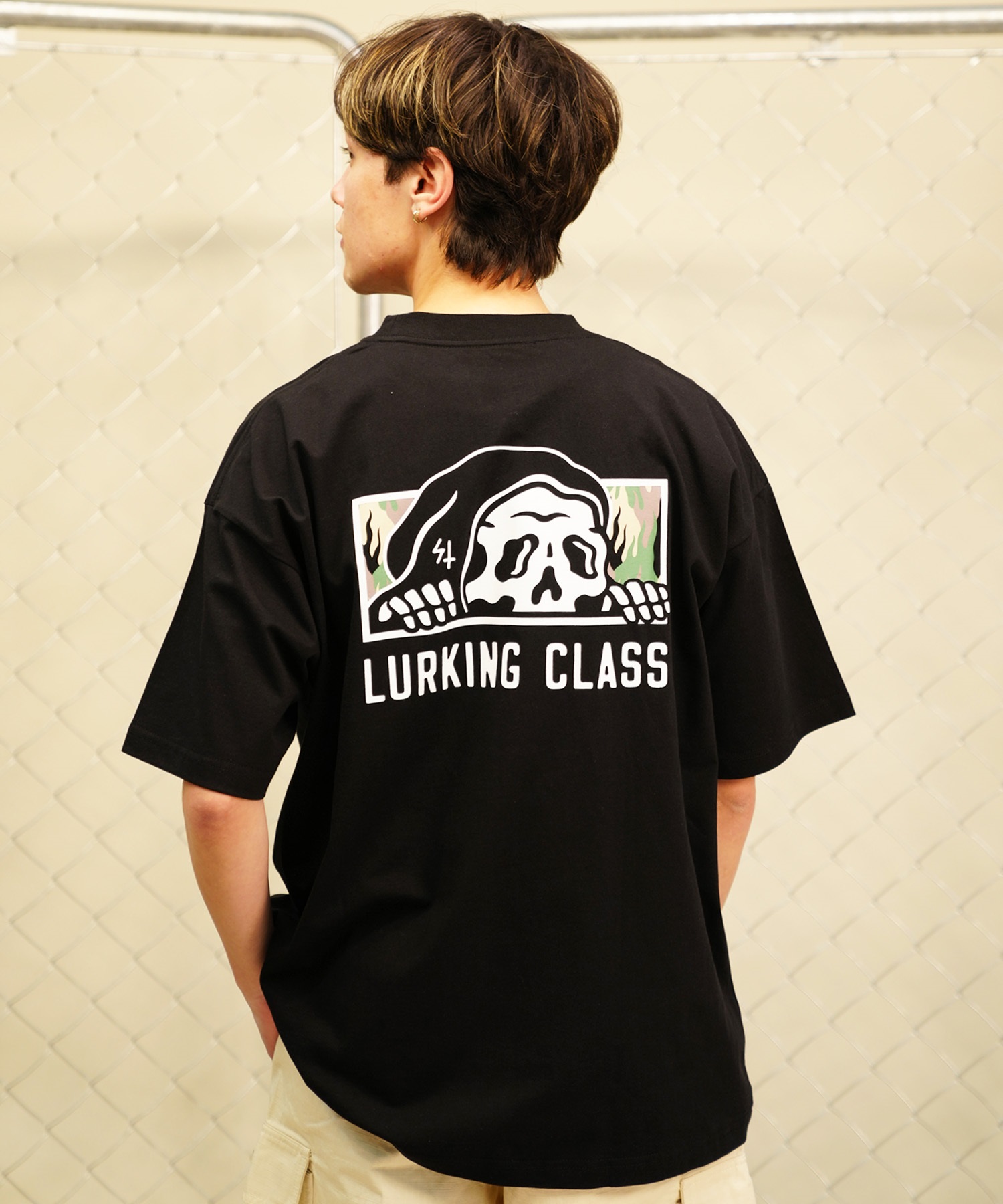 【 ムラサキスポーツ限定】LURKING CLASS ラーキングクラス メンズ 半袖 Tシャツ バックプリント カモ柄 ST24STM14(BLACK-M)