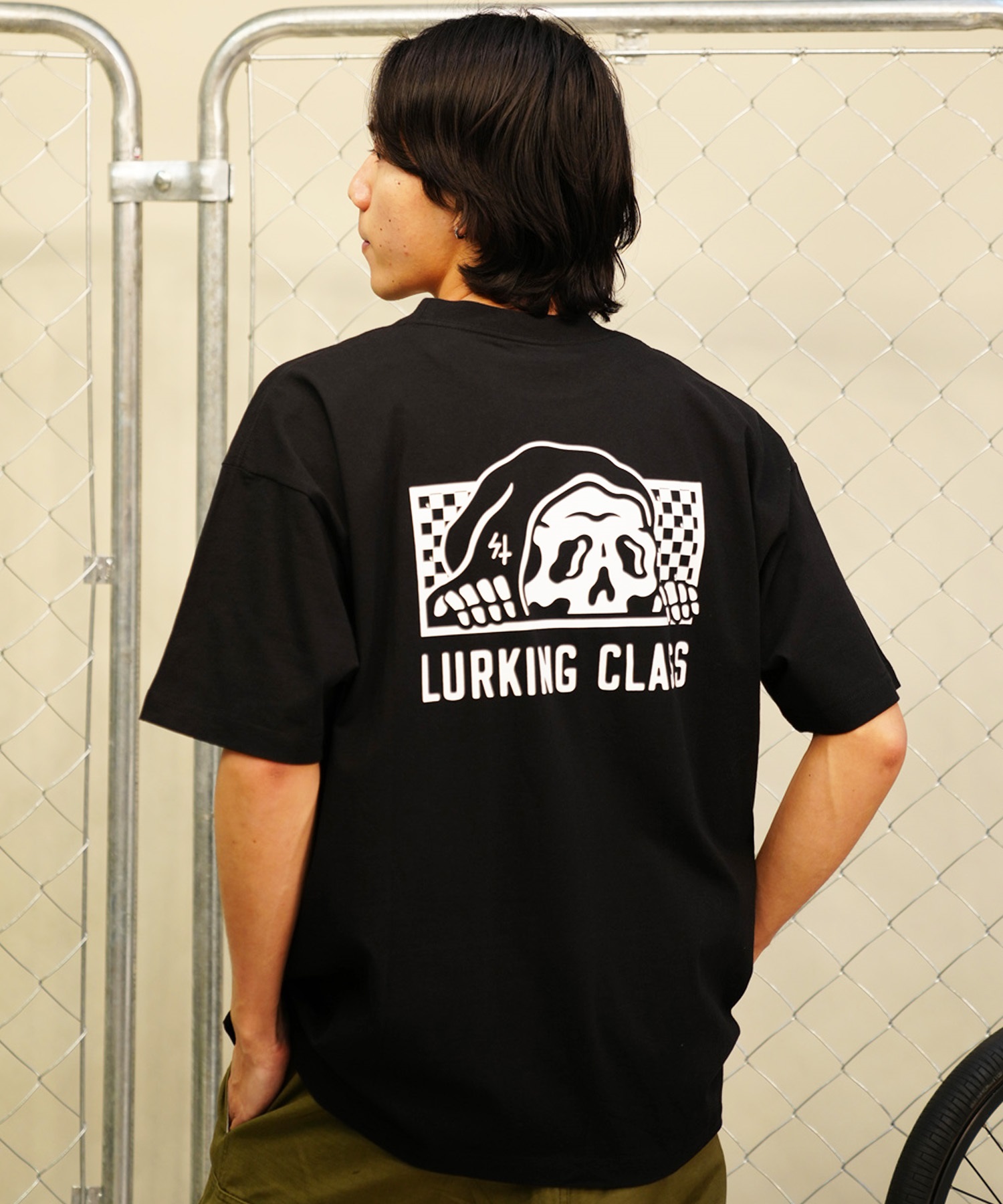 【 ムラサキスポーツ限定】LURKING CLASS ラーキングクラス メンズ 半袖 Tシャツ バックプリント チェッカーフラッグ ST24STM16(BLACK-M)