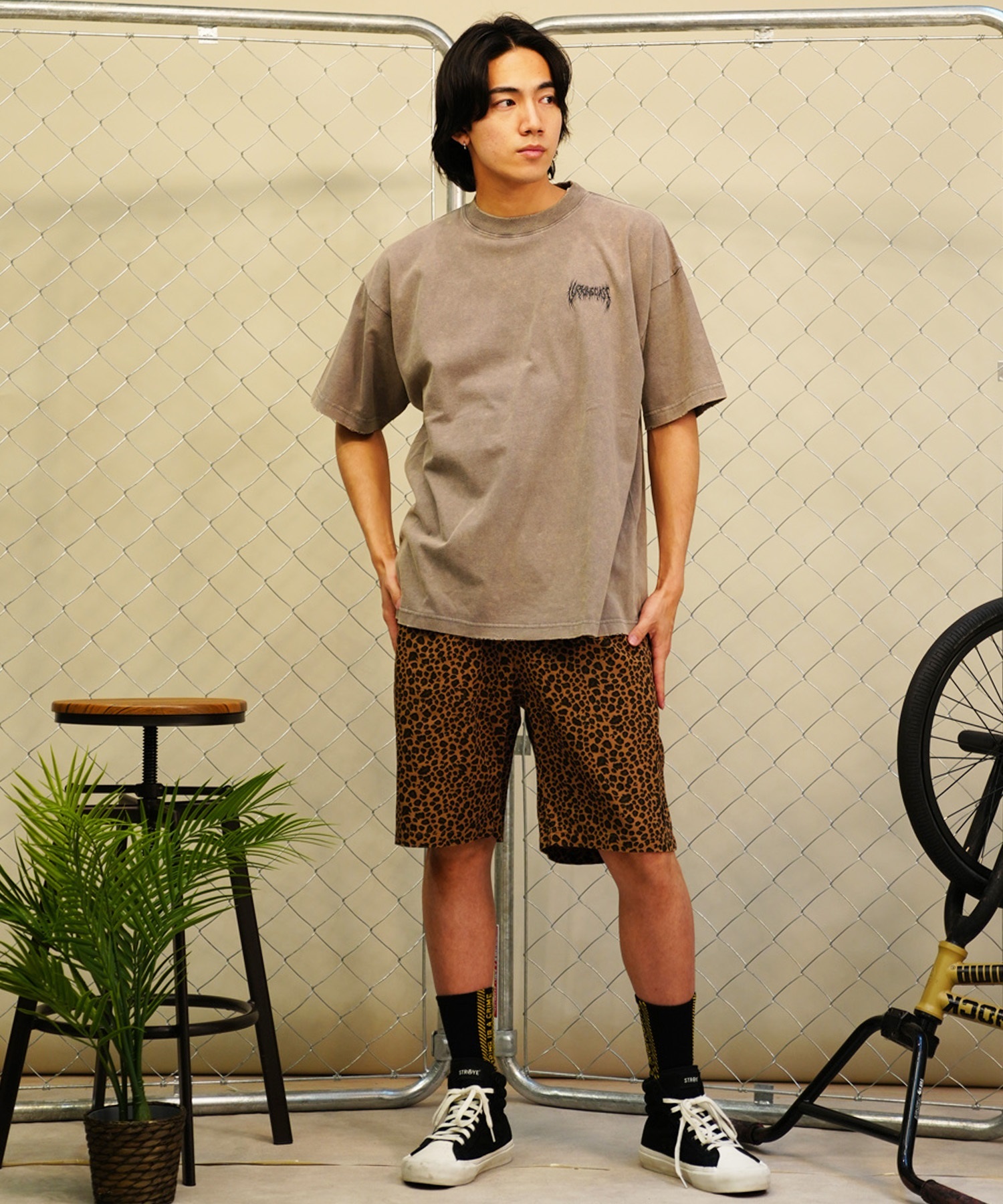 【 ムラサキスポーツ限定】LURKING CLASS ラーキングクラス メンズ 半袖 Tシャツ バックプリント 古着風 ダメージ加工 ST24STM24(DKSV-M)