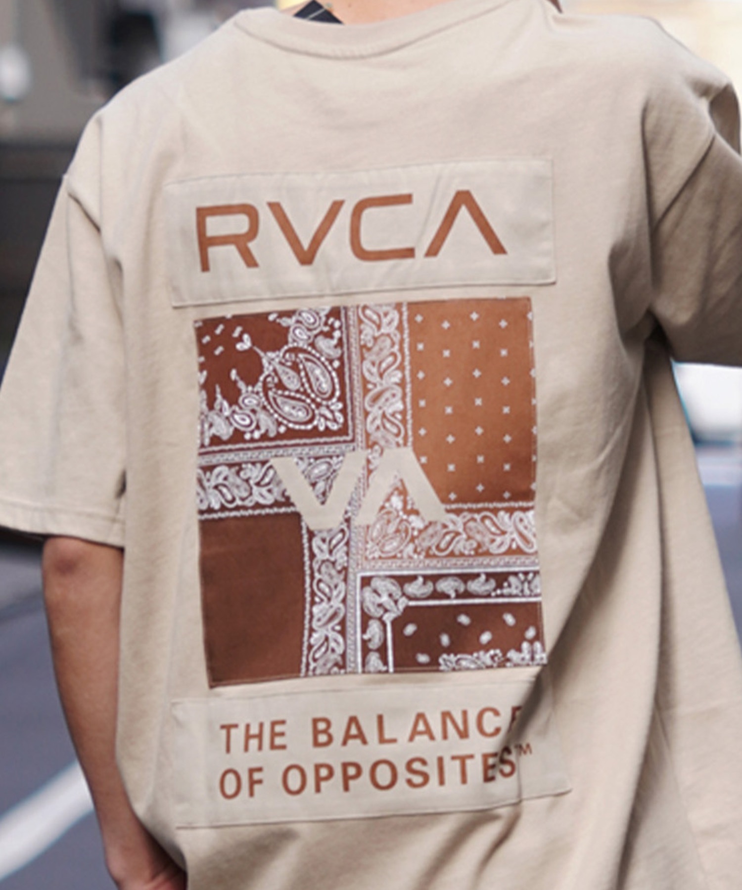 【マトメガイ対象】RVCA ルーカ BANDANA BOX ST メンズ 半袖 Tシャツ バックプリント バンダナ柄 ペイズリー柄 BE041-P21(KHA-S)