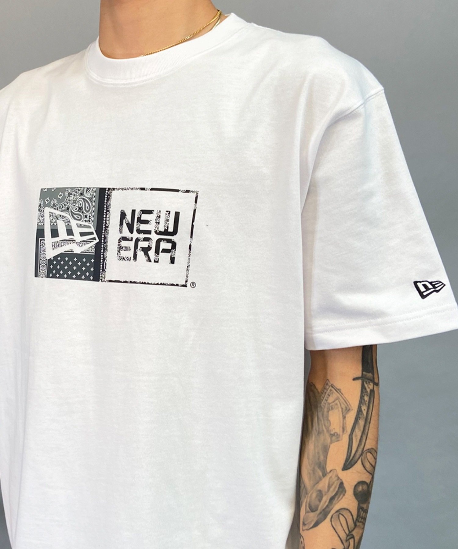 NEW ERA ニューエラ メンズ 半袖 Tシャツ ボックスロゴ ペイズリー柄 フロントプリント ホワイト 14121889(WHI-M)