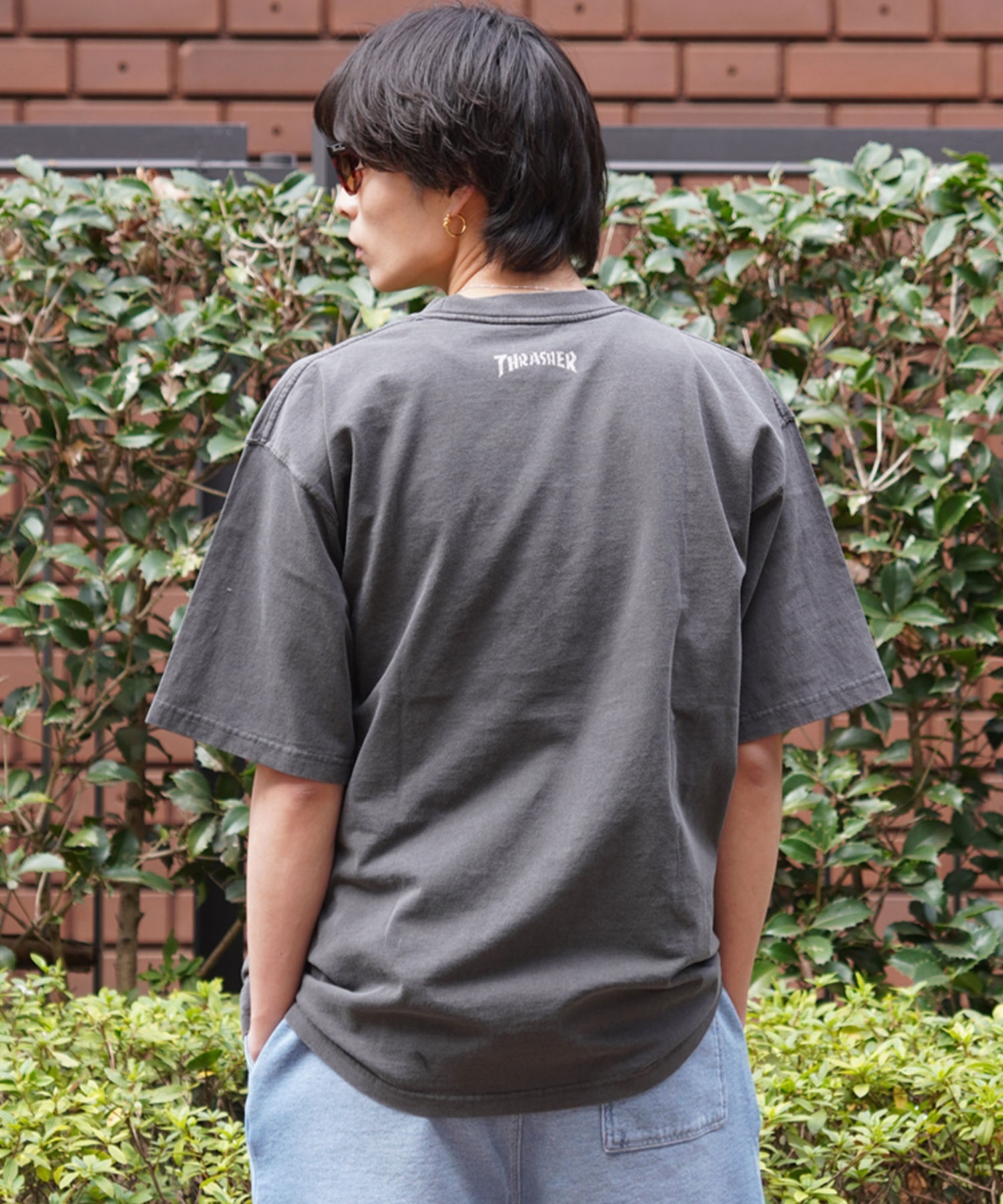 【マトメガイ対象】THRASHER スラッシャー メンズ 半袖 Tシャツ NECKFACE（ネックフェイス） THM-24SPSST01 ムラサキスポーツ別注(IVO-M)