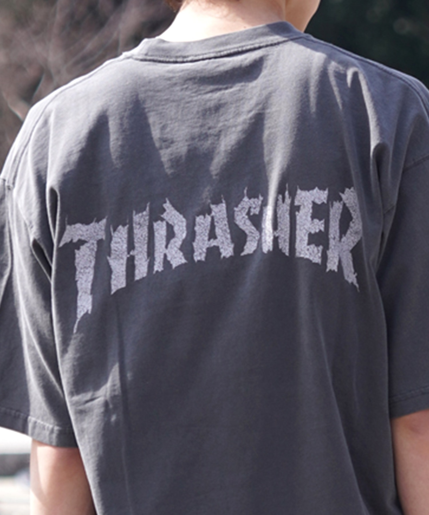 【マトメガイ対象】THRASHER スラッシャー メンズ 半袖 Tシャツ ピグメント染 MAGAZINE COVER THM-24SPSST04 ムラサキスポーツ限定(IVO-M)