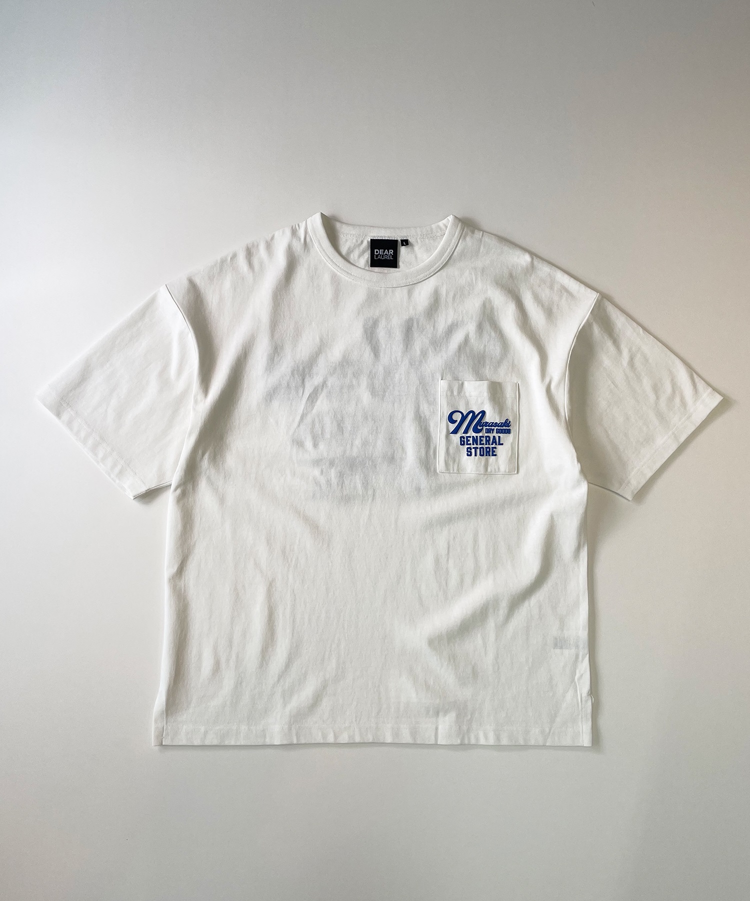 DEAR LAUREL ディアローレル メンズ 半袖 Tシャツ "Murasaki Dry Goods General Store" バックプリント 吸水速乾 D24S2101(WHT-M)