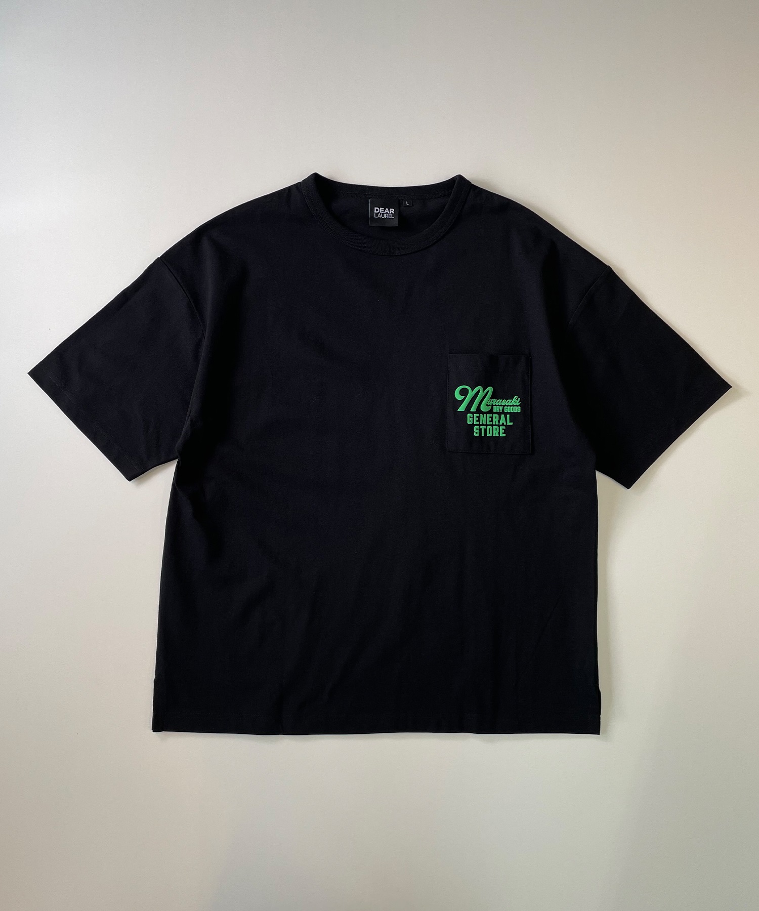 DEAR LAUREL ディアローレル メンズ 半袖 Tシャツ "Murasaki Dry Goods General Store" バックプリント 吸水速乾 D24S2101(BLK-M)