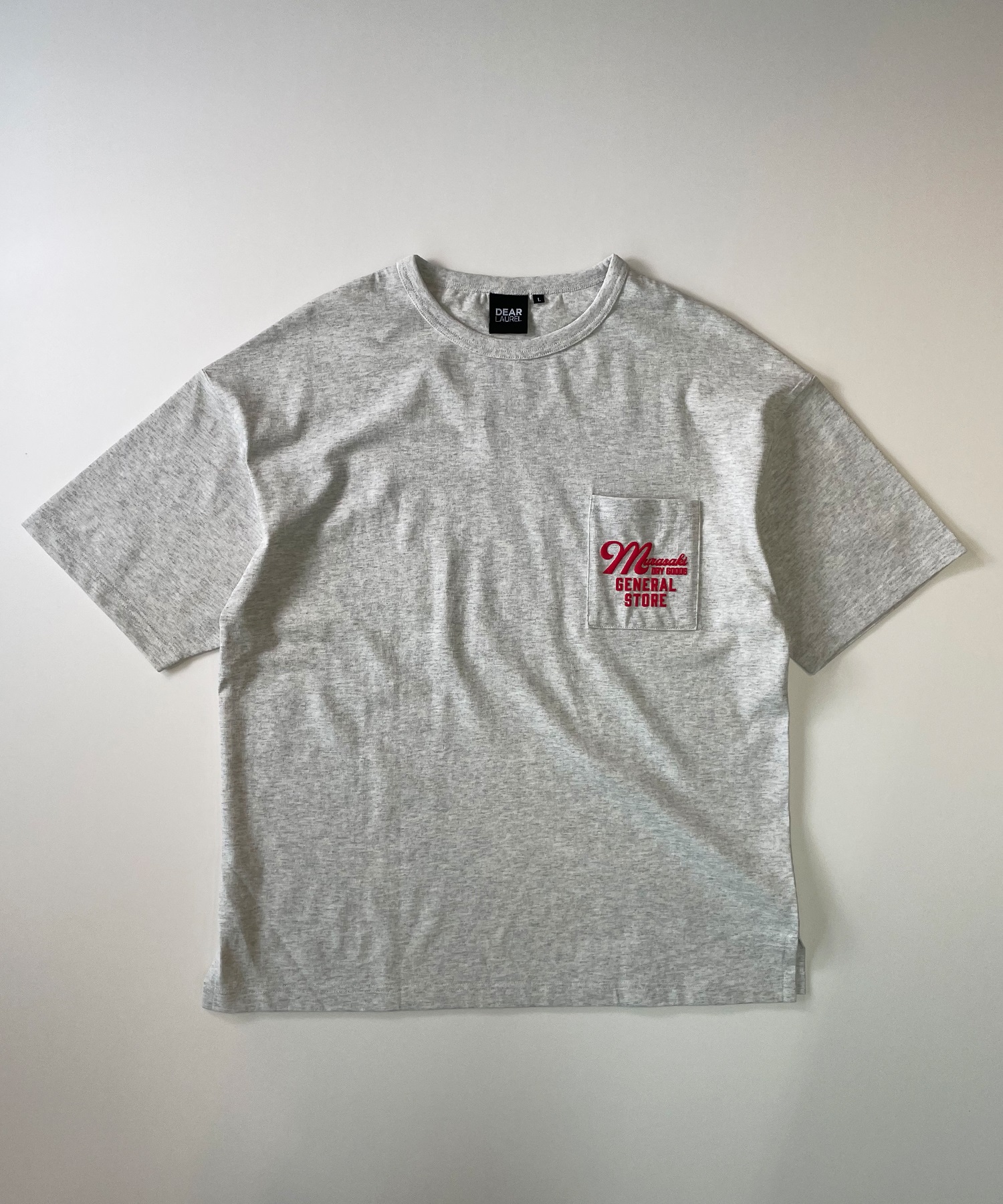 DEAR LAUREL ディアローレル メンズ 半袖 Tシャツ "Murasaki Dry Goods General Store" バックプリント 吸水速乾 D24S2101(GRY-M)