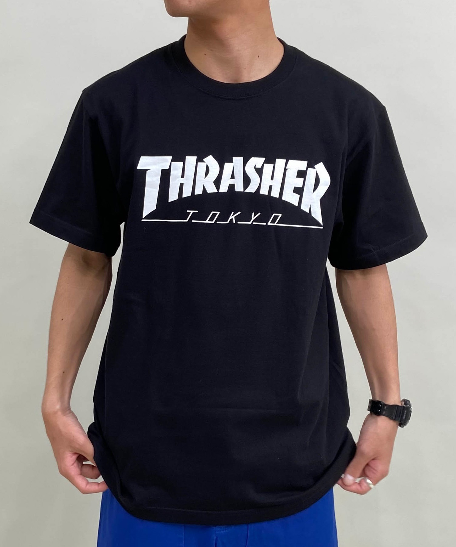 【マトメガイ対象】THRASHER スラッシャー TOKYOロゴ TH91419-TOKYO メンズ 半袖 Tシャツ ムラサキスポーツ限定(BLK-M)